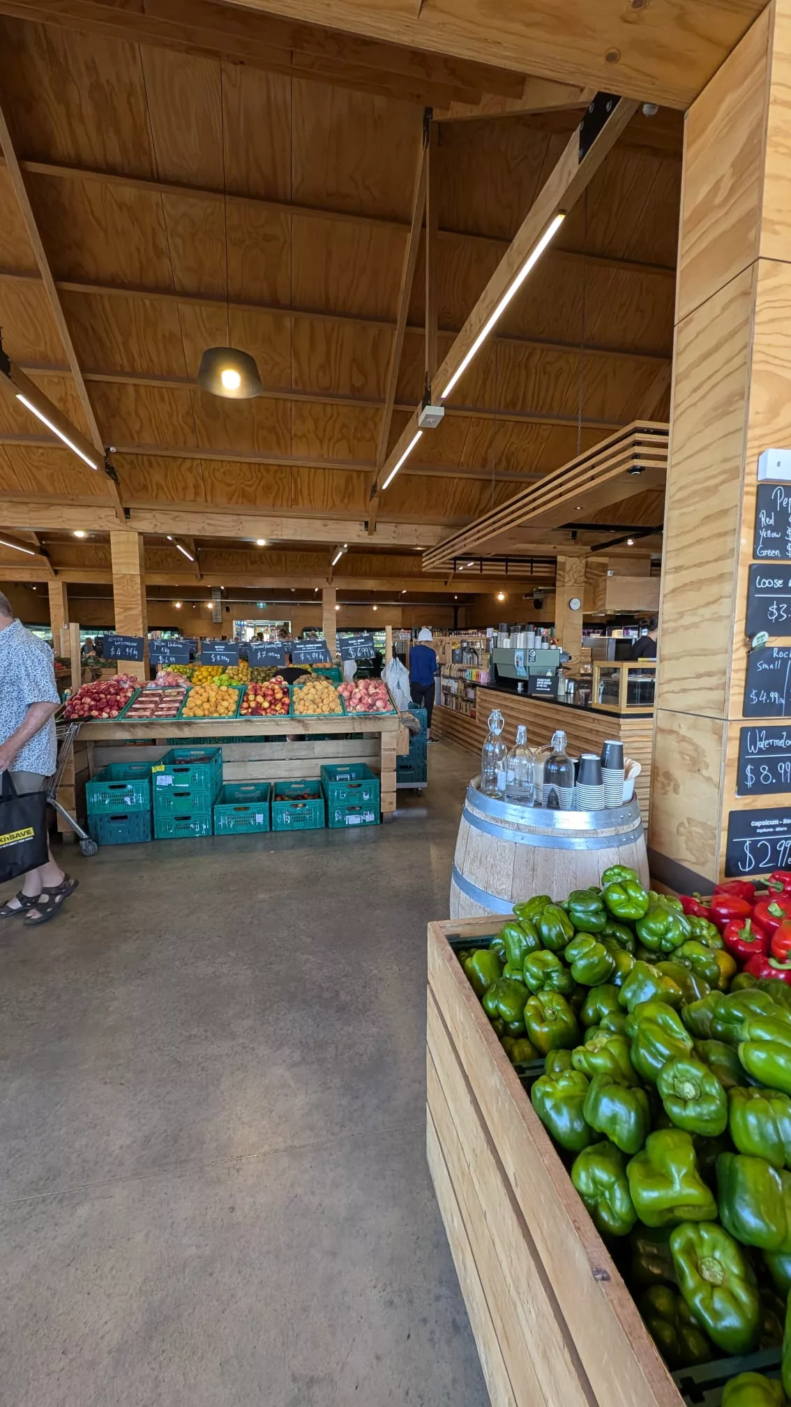 Im Supermarkt werden frische Produkte aus der Gegend verkauft