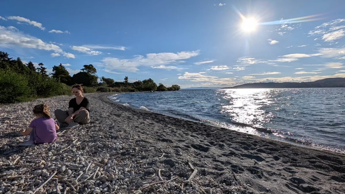 Am See mit Steinen, Holz und Sand spielen geht immer