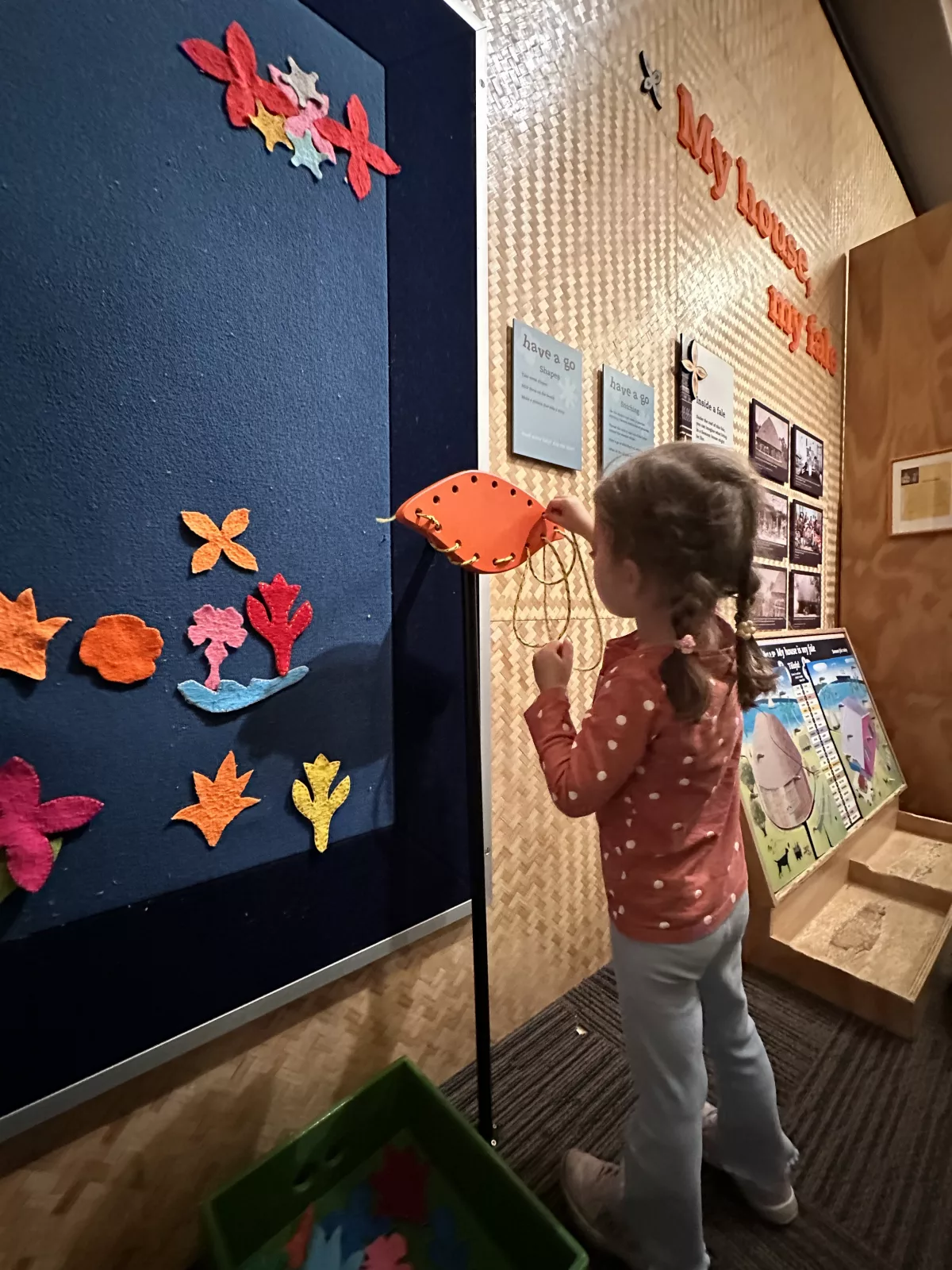 Im Spielbereich gibt es viel zum Ausprobieren, Lernen und Entdecken