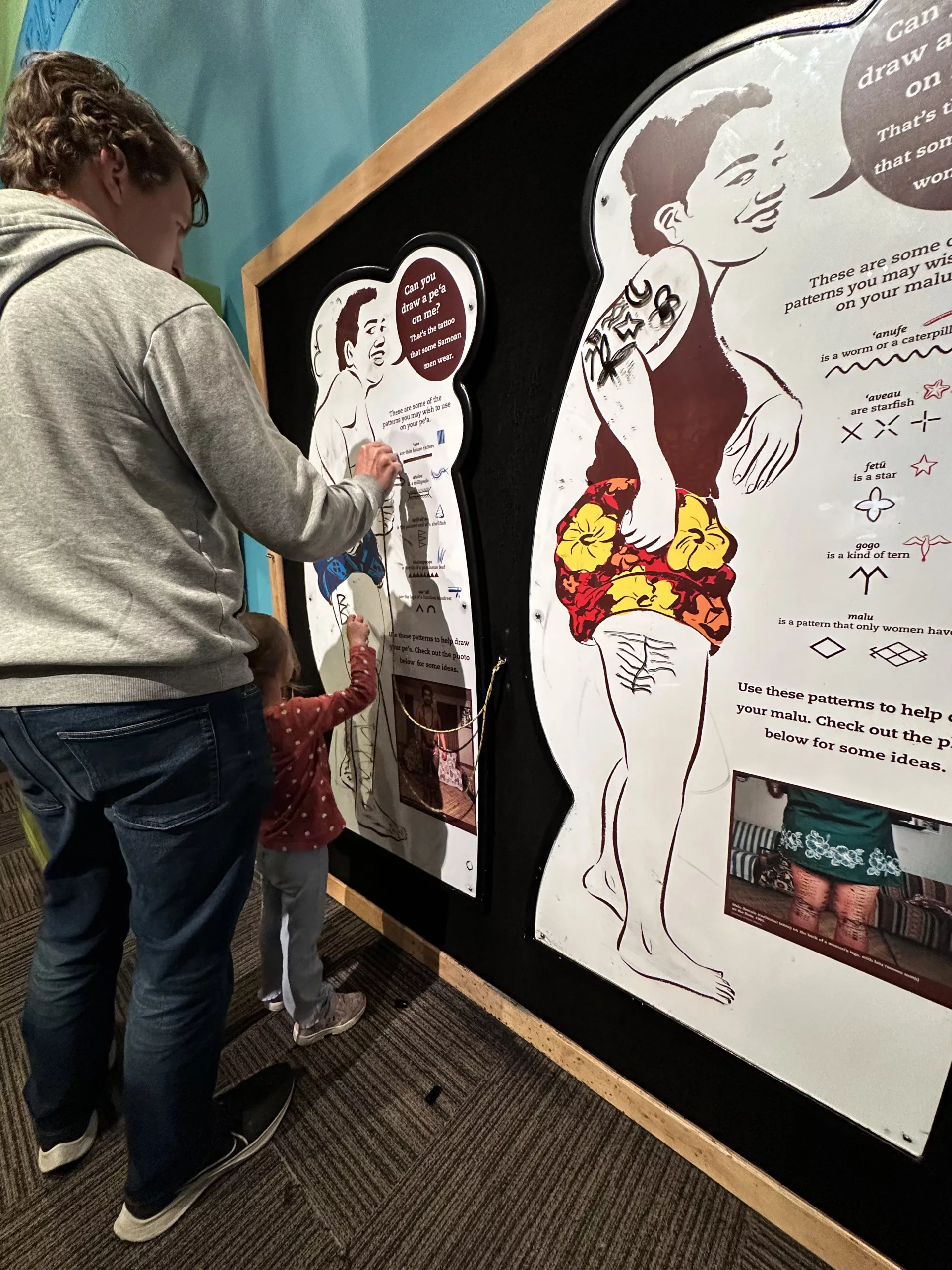 Hier probieren sich die beiden im Tattoo-Zeichnen