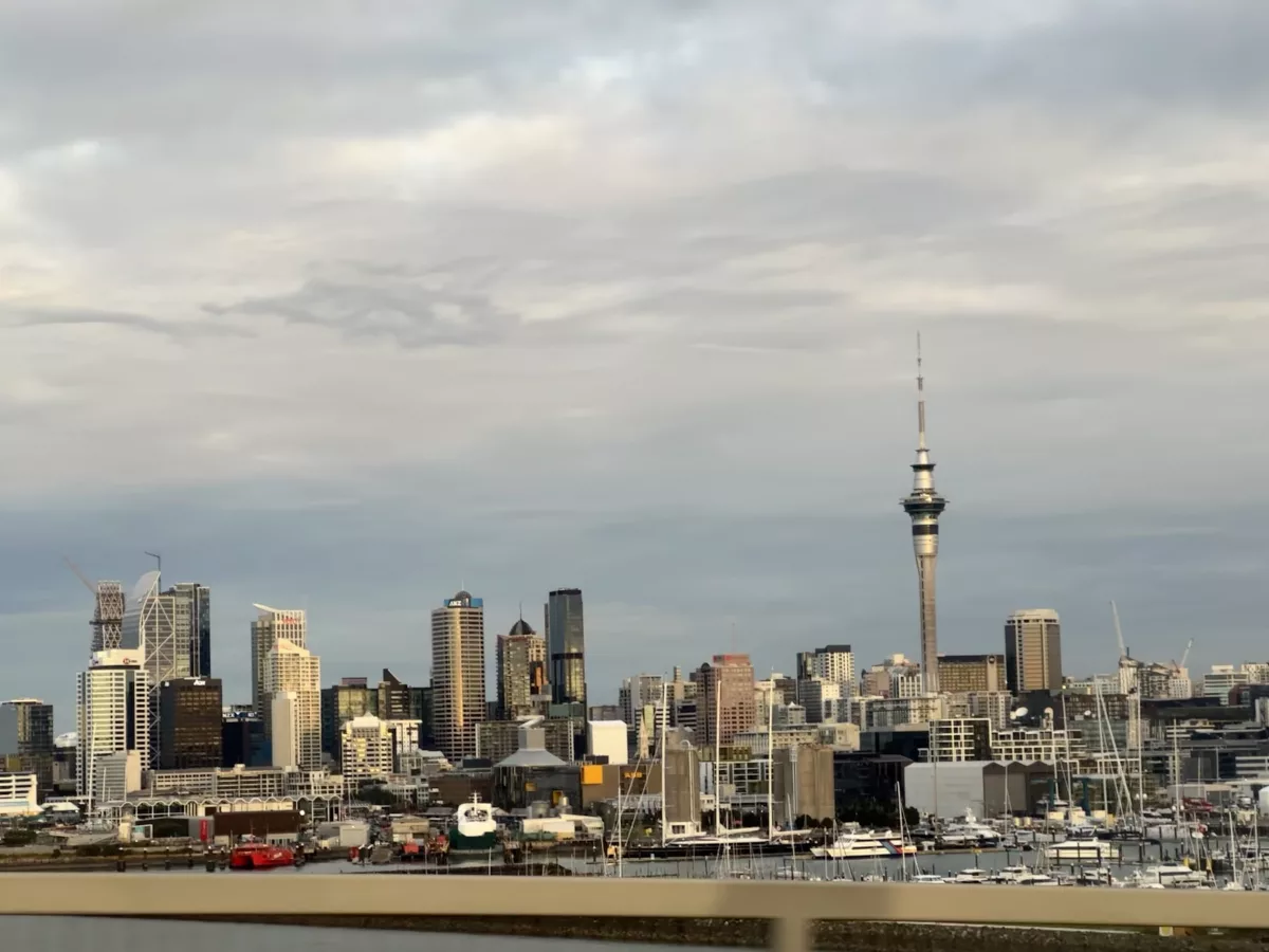 Blick auf Auckland von der Autobahnbrücke Richtung Norden