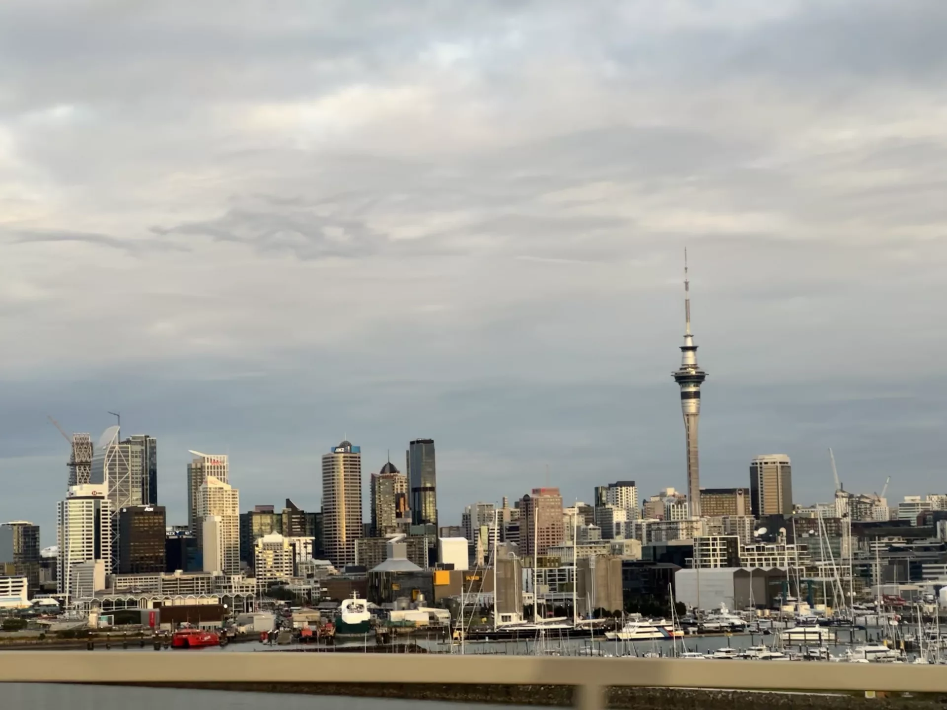 Blick auf Auckland von der Autobahnbrücke Richtung Norden