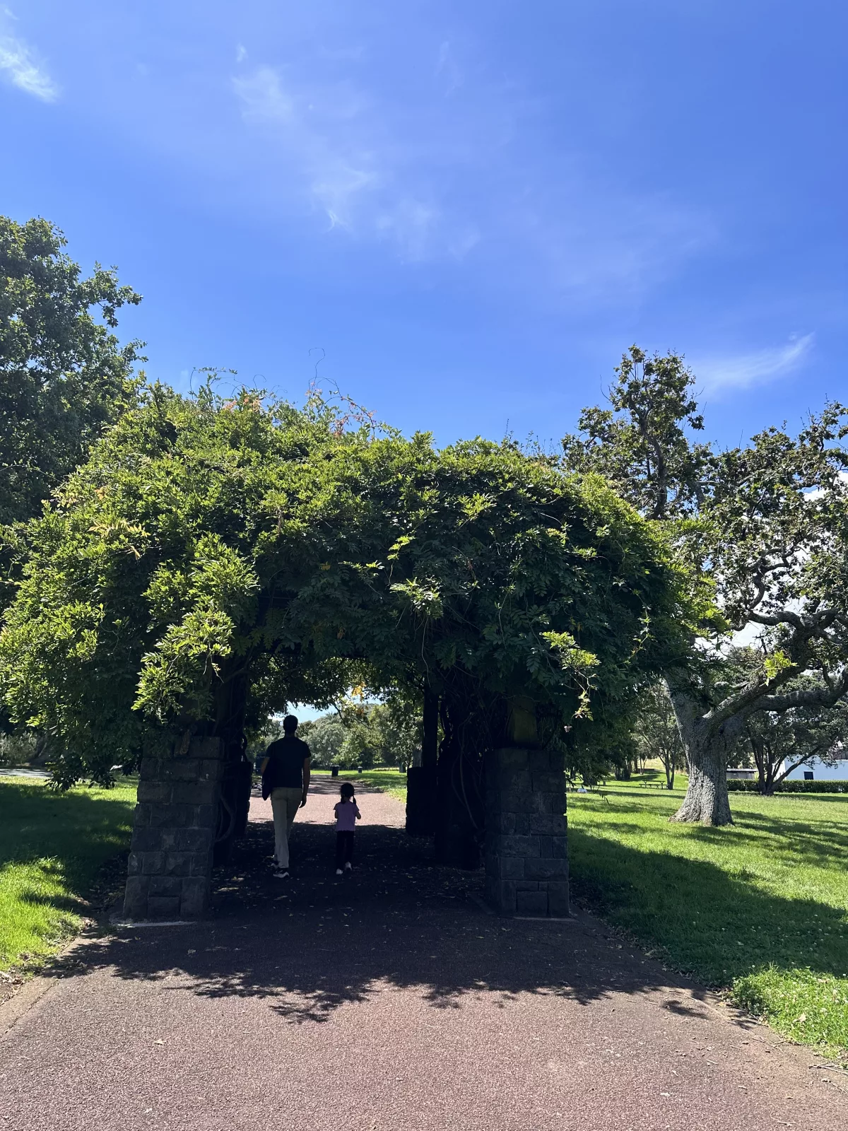 Der Park ist wunderschön begrünt, perfekt zum Spazieren