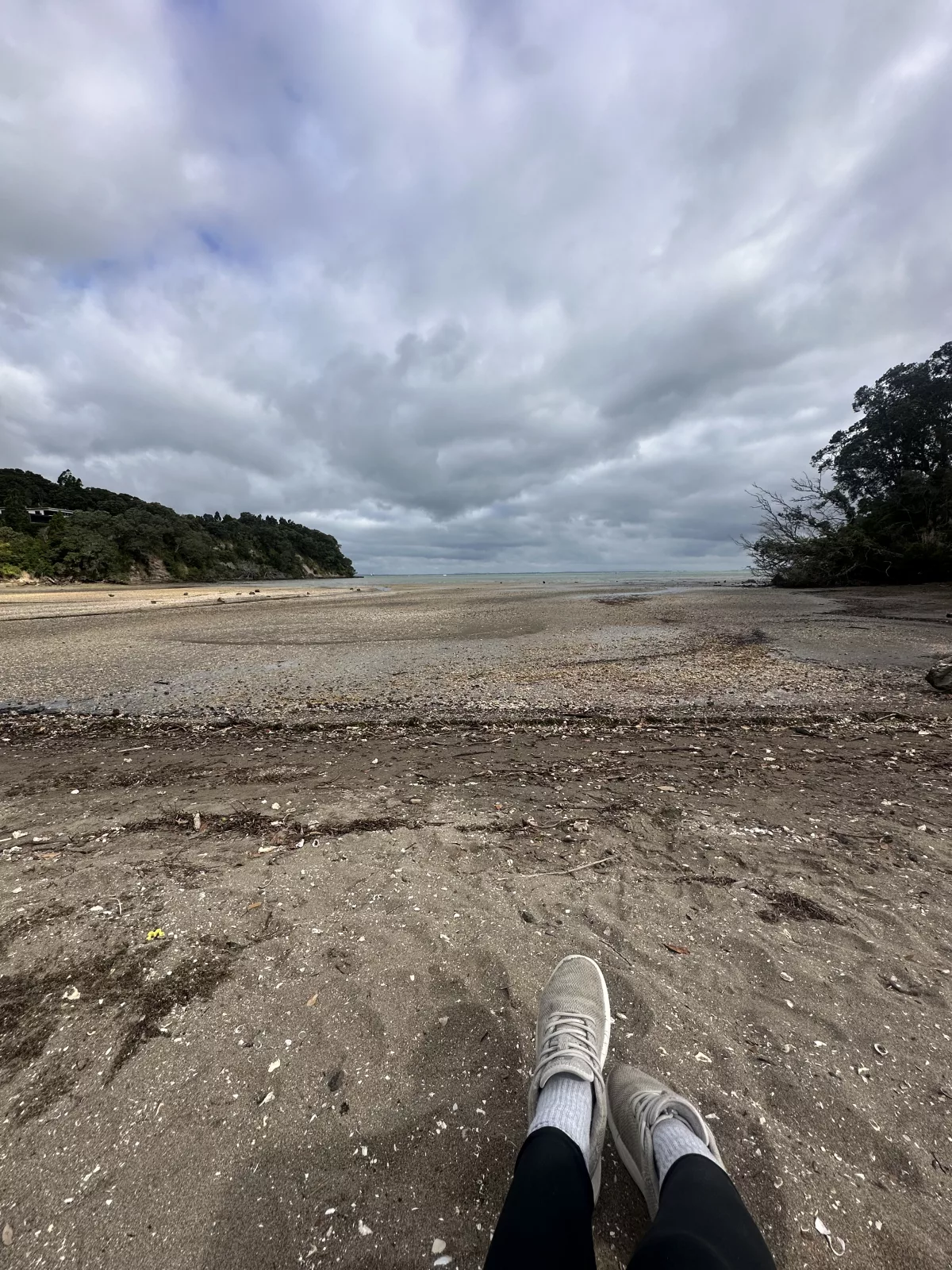Kurze Auszeit während Oli und Ava auf dem Spielplatz sind