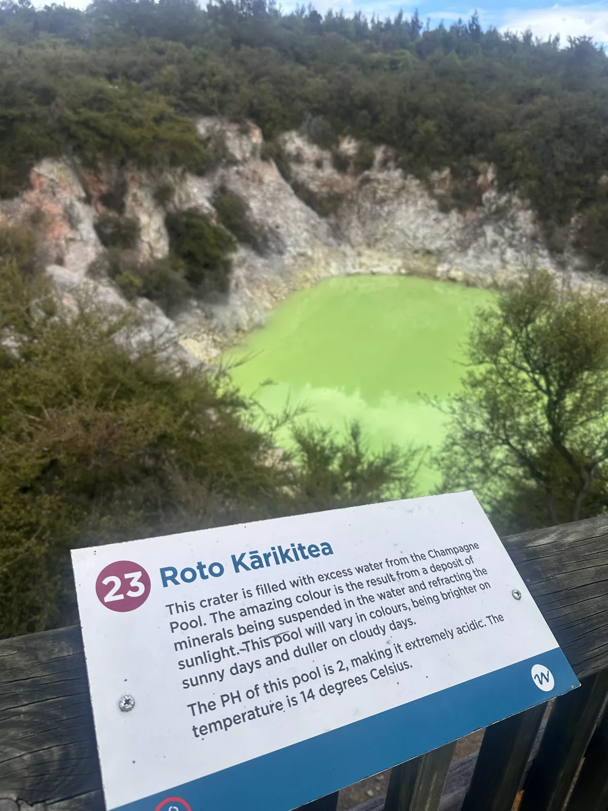 Das Devil's Bath leuchtet selbst bei grauem Himmel neongrün