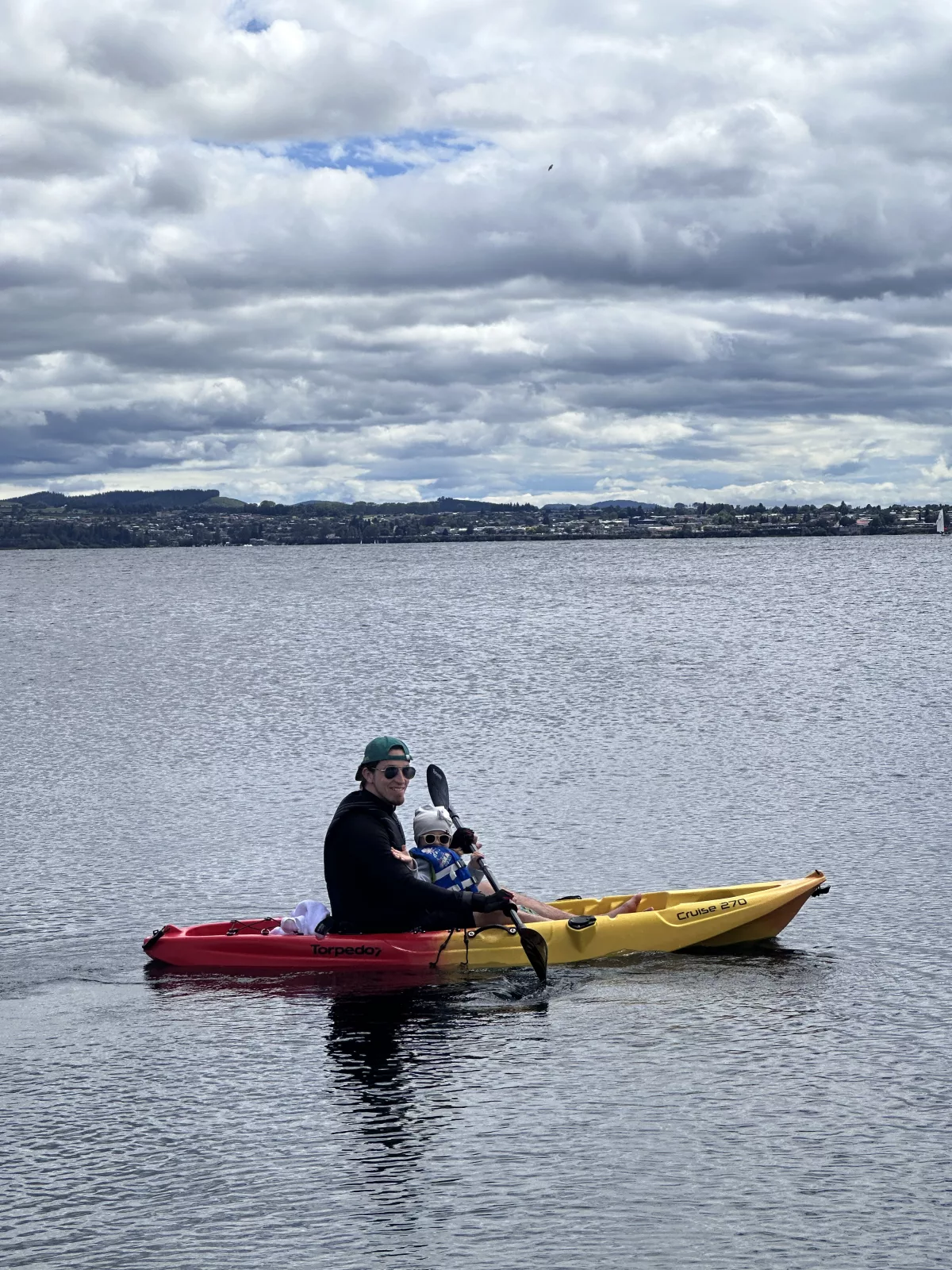 Hier ist Ava zum ersten Mal mit Oli Kajak gefahren