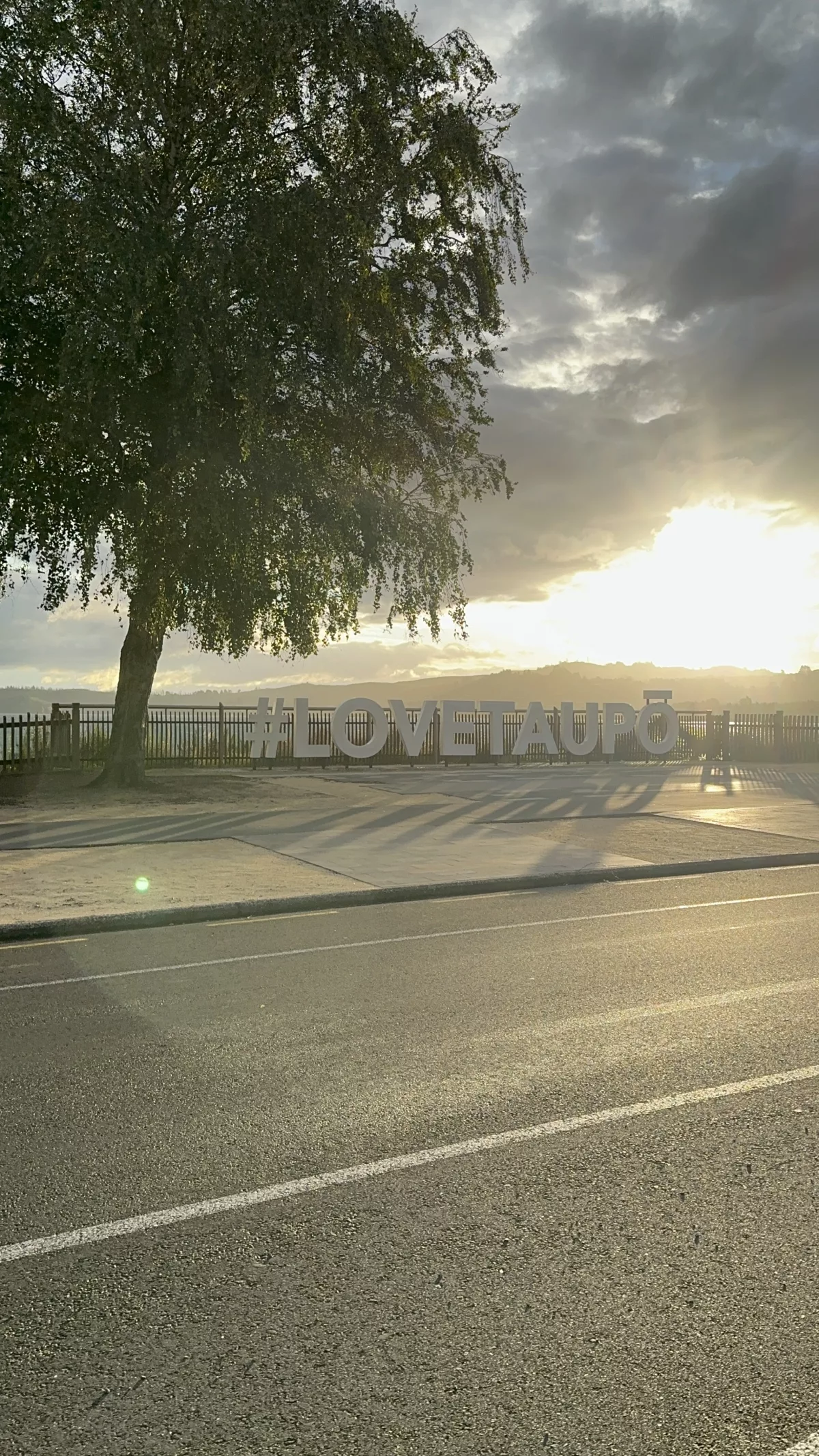 Der #ilovetaupo Schriftzug im Zentrum