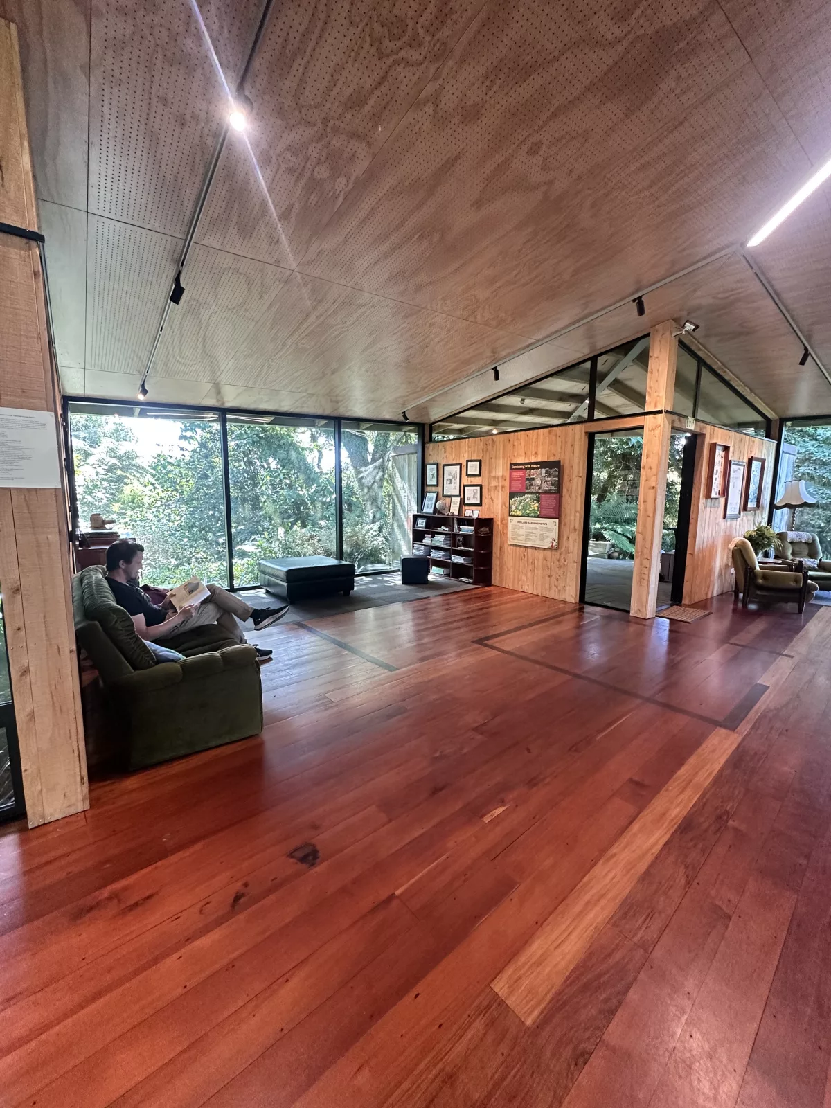 Drinnen gibt es u. a. Erfrischungen und Bücher