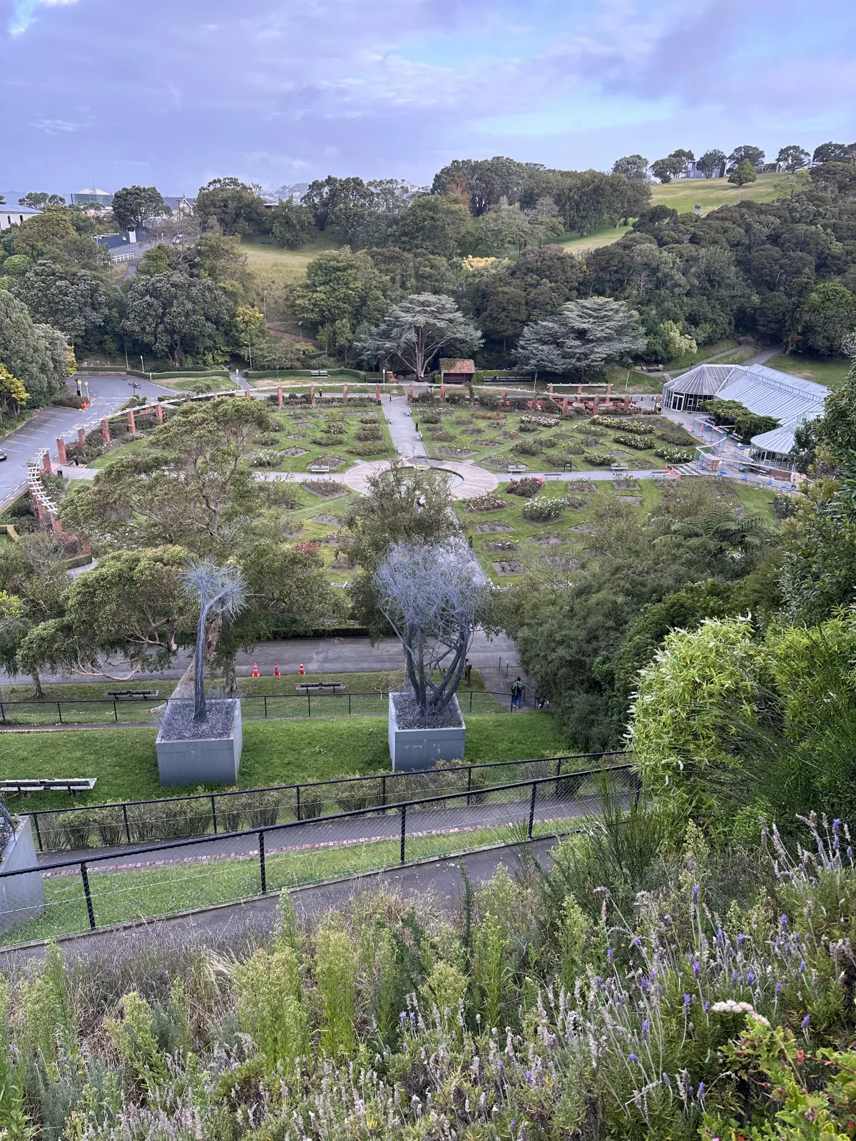 Blick auf den Rosengarten von oben