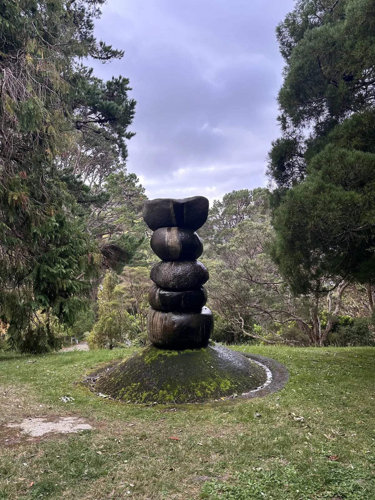 Es gibt auch einen Skulpturen-Garten ("Peacemaker" Skulptur auf dem Foto)
