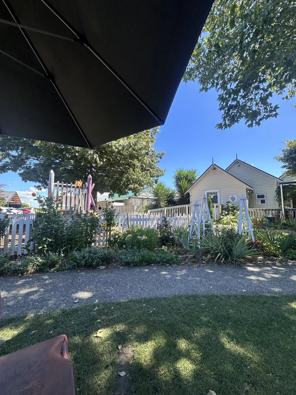 Der kleine Spielplatz ermöglicht Eltern den Kaffee heiß zu trinken ;)