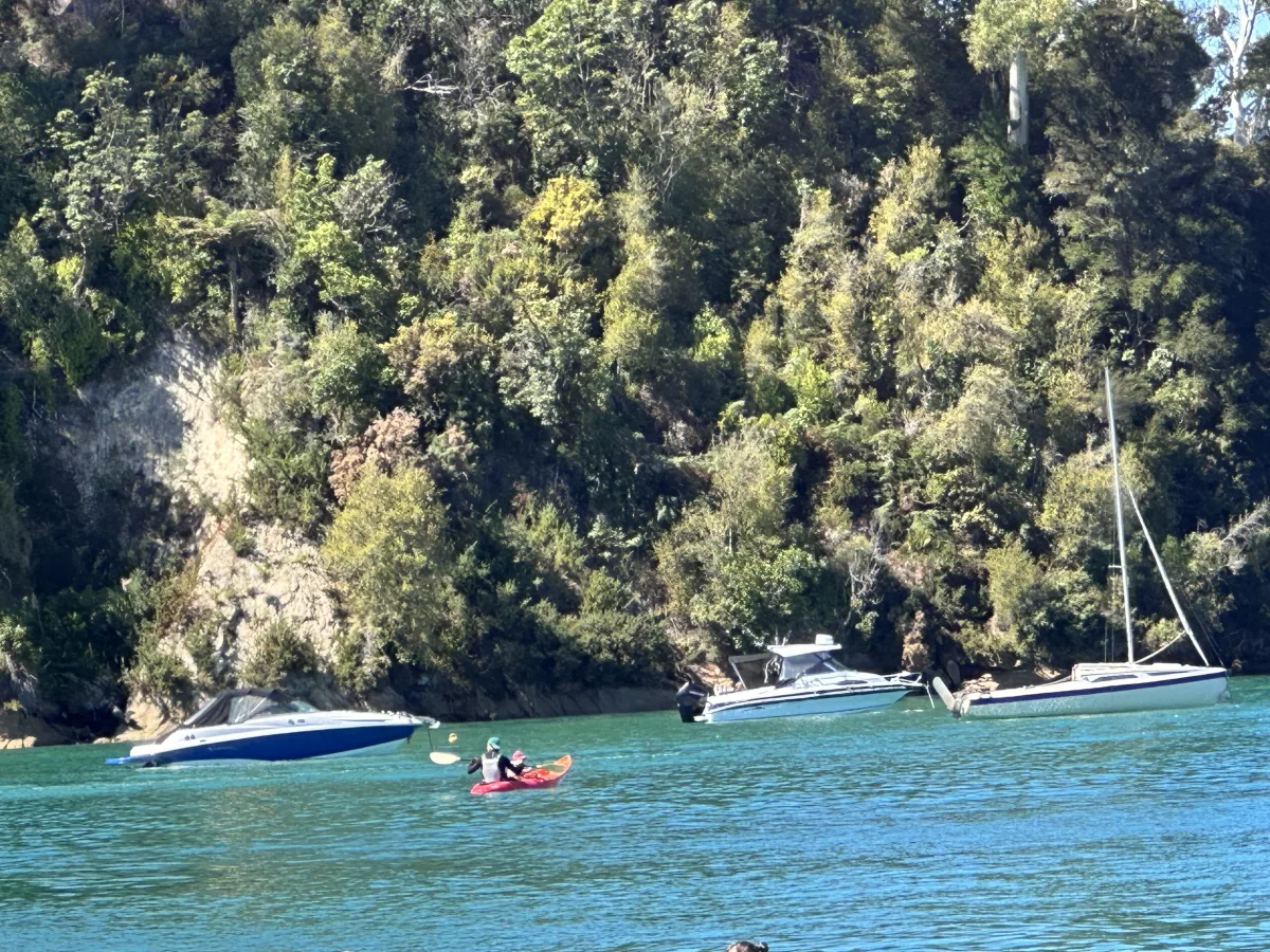 Oli und Ava beim Kajak-Fahren am Kaiteriteri Beach
