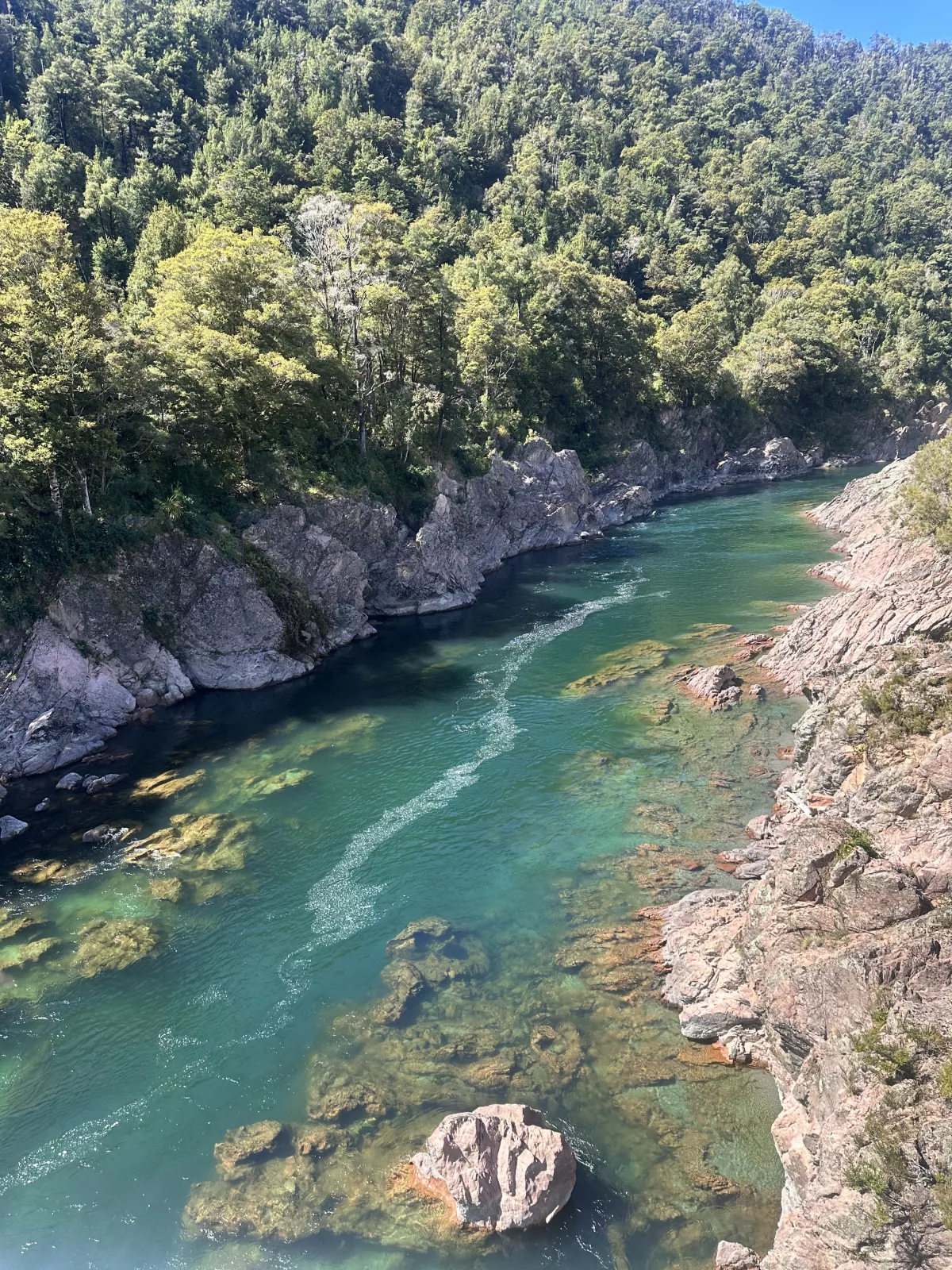 Das Wasser ist mal wieder unfassbar blau und klar