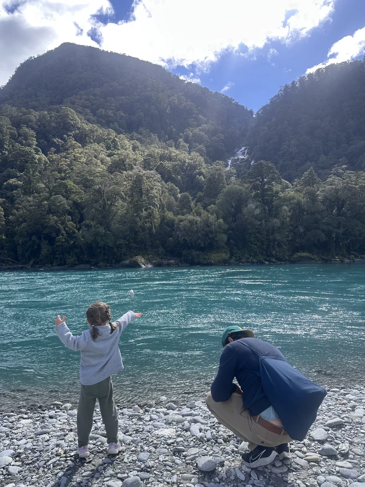 Zuerst werden ein paar Steine ins Wasser geworfen