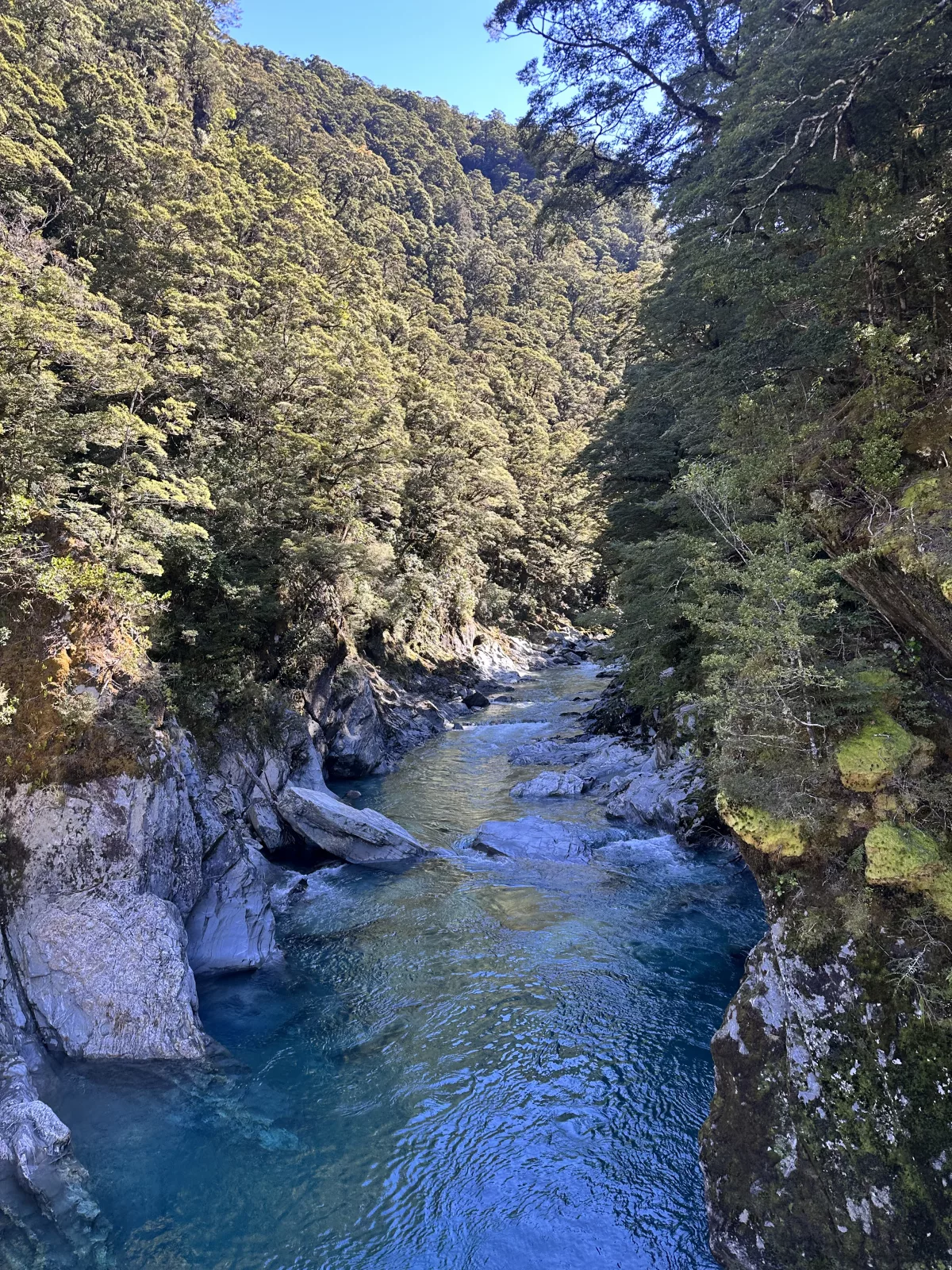Blick von der Hängebrücke auf den Fluss