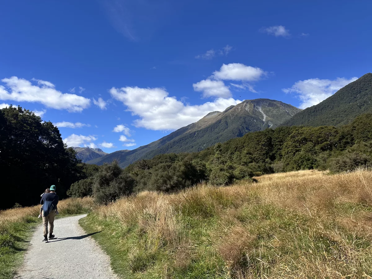 Die Wanderung fand Ava nicht so spannend und ließ sich tragen