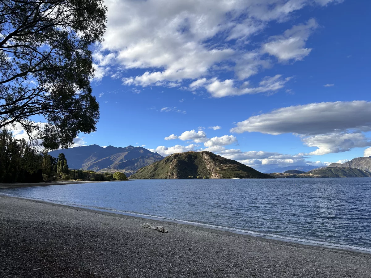 Kurzer Zwischenstopp am See, um die Aussicht zu genießen