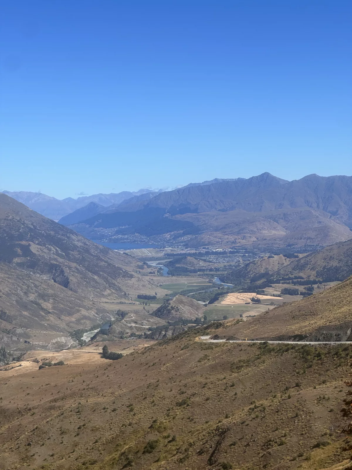 Blick auf Queenstown vom Crown Range aus