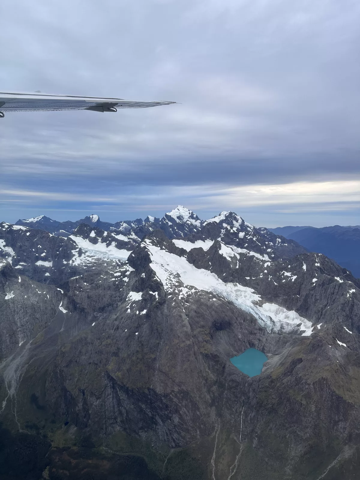 Unfassbar blauer Bergsee auf einem verschneiten Gipfel