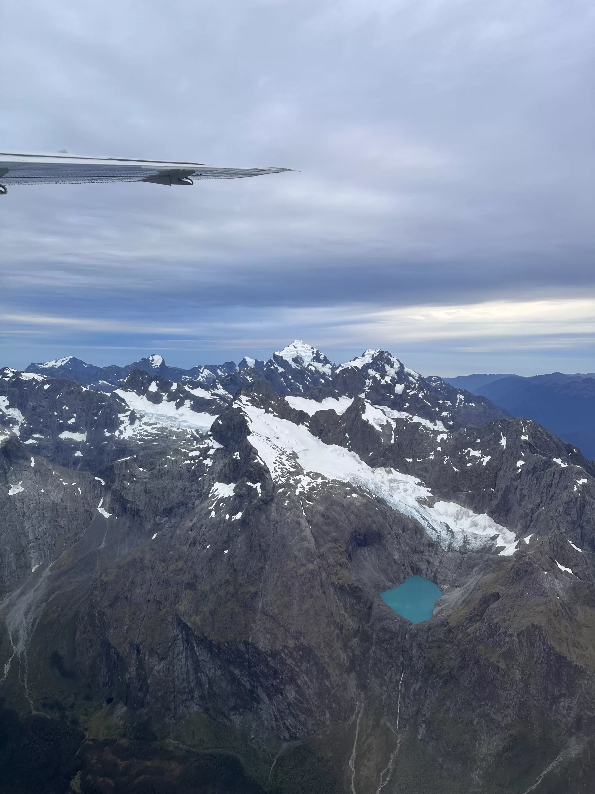 Unfassbar blauer Bergsee auf einem verschneiten Gipfel