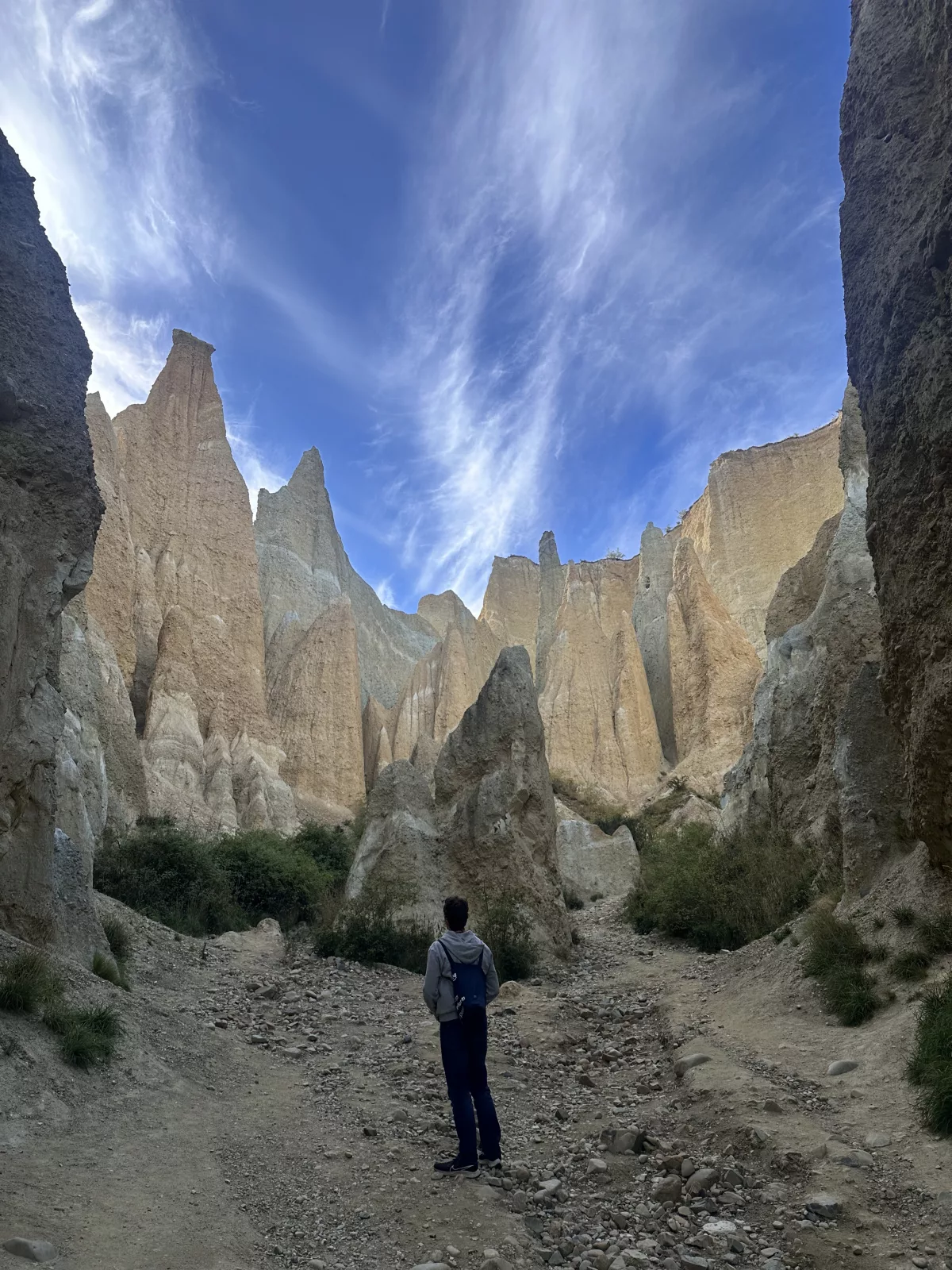 Oli inmitten der riesigen Klippen