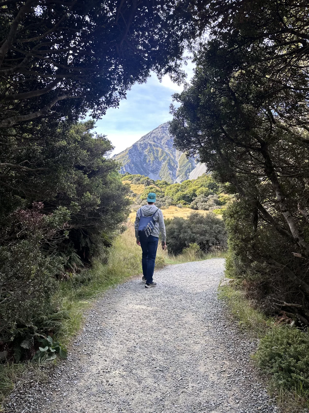 Die Wanderung führt konstant am Bergpanorama entlang