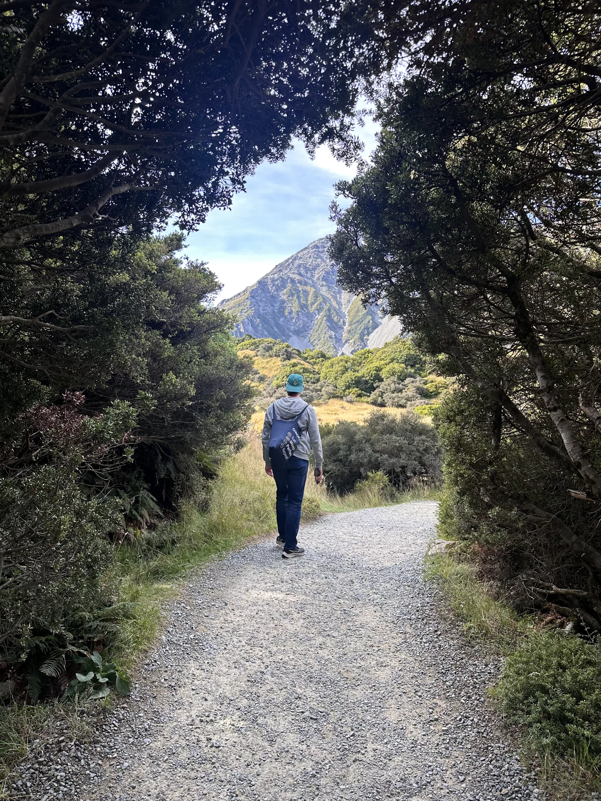 Die Wanderung führt konstant am Bergpanorama entlang