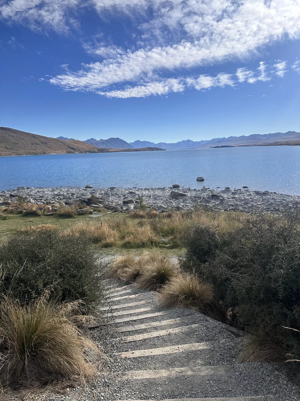 Spaziergang am Lake Tekapo mit Blick auf die Southern Alps
