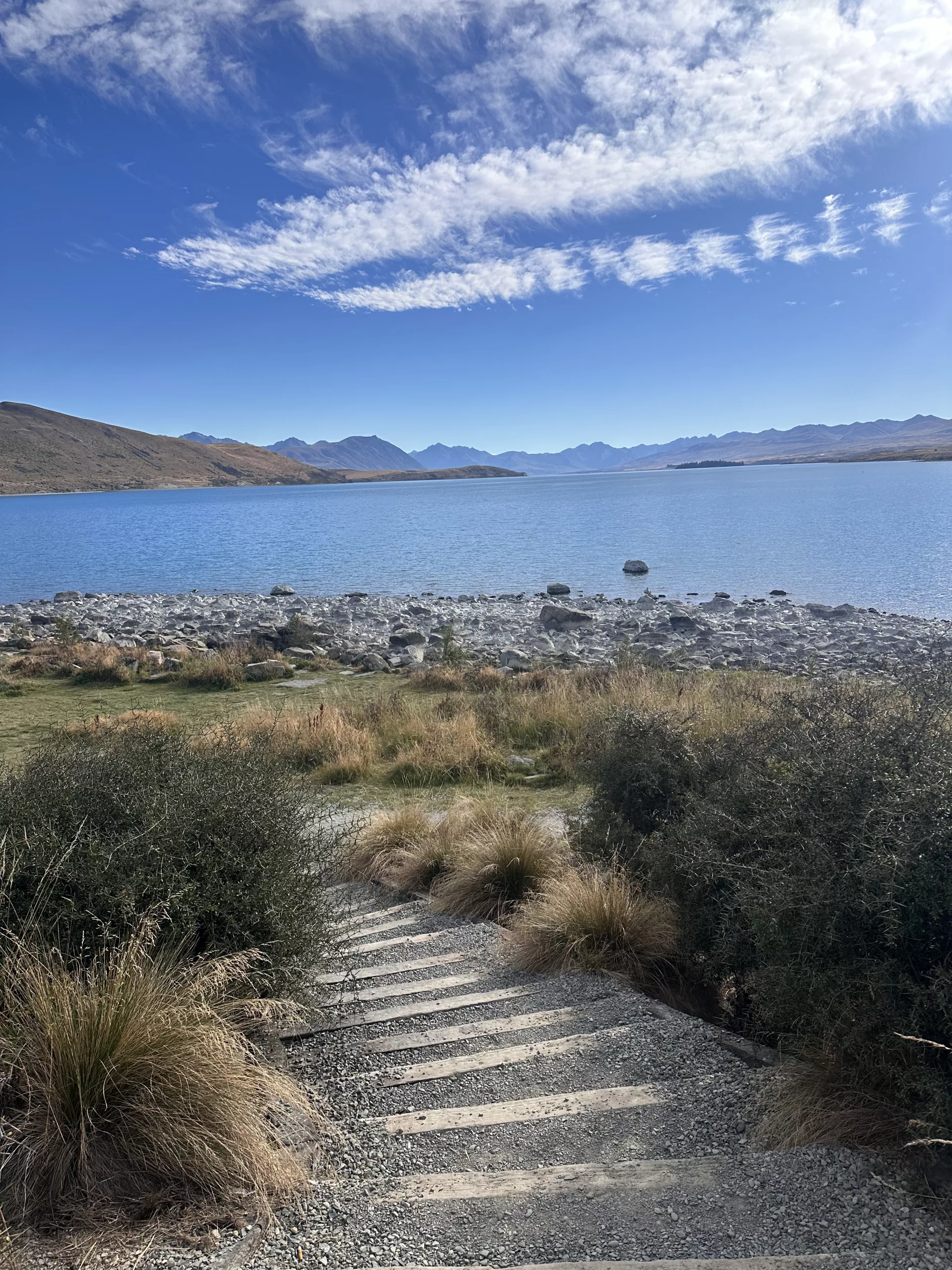 Spaziergang am Lake Tekapo mit Blick auf die Southern Alps