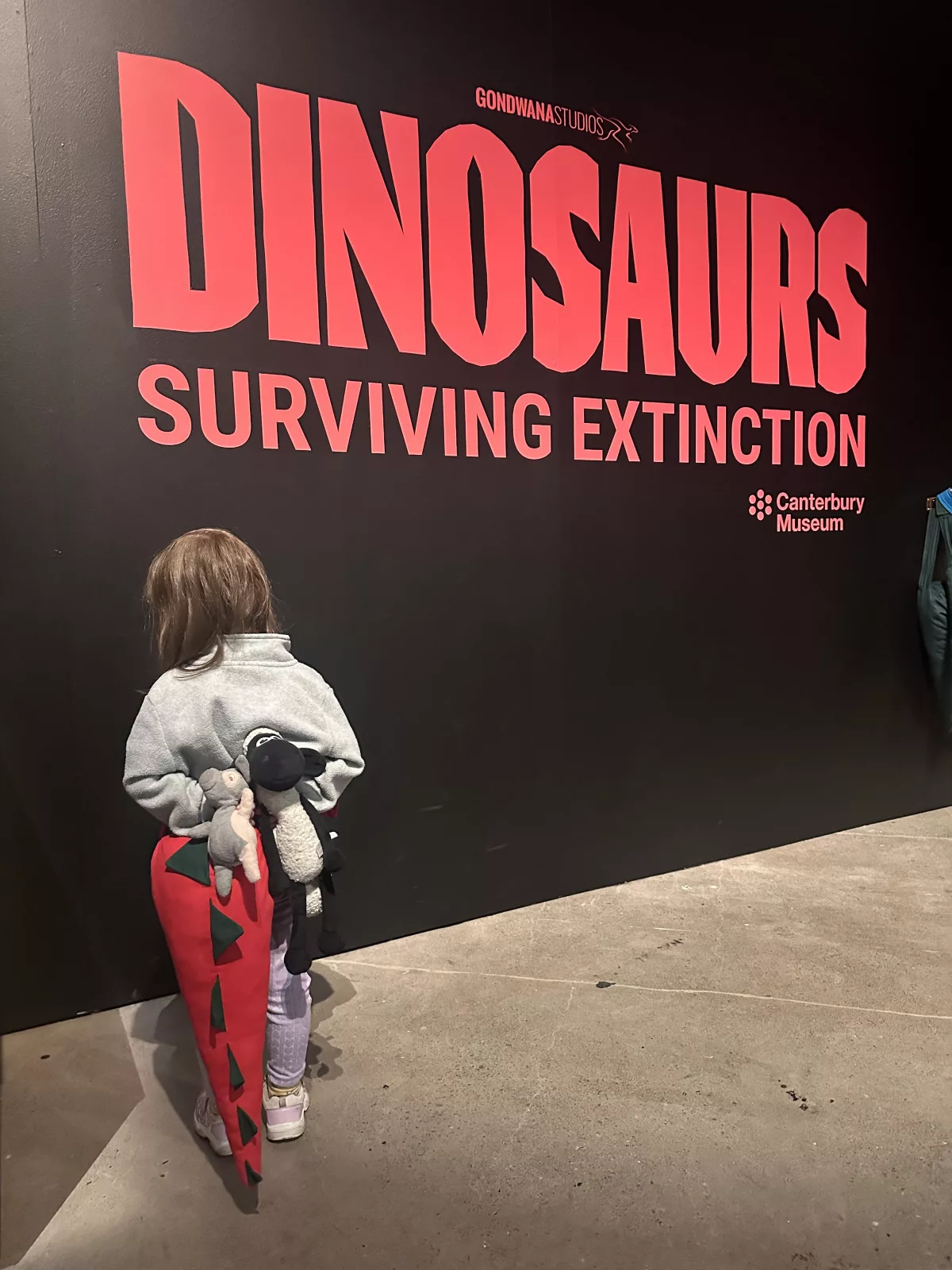 Am Eingang der Ausstellung kann man einmal selbst Dino sein
