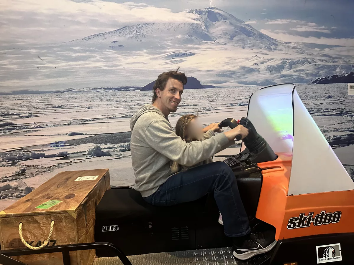 Auch im Canterbury Museum darf man das Snowmobil-Fahrgefühl testen