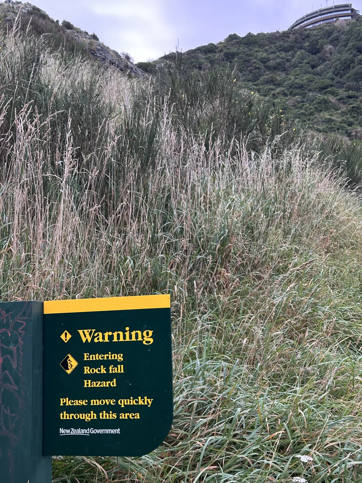 An kurzen Stellen wird von Steinfällen gewarnt