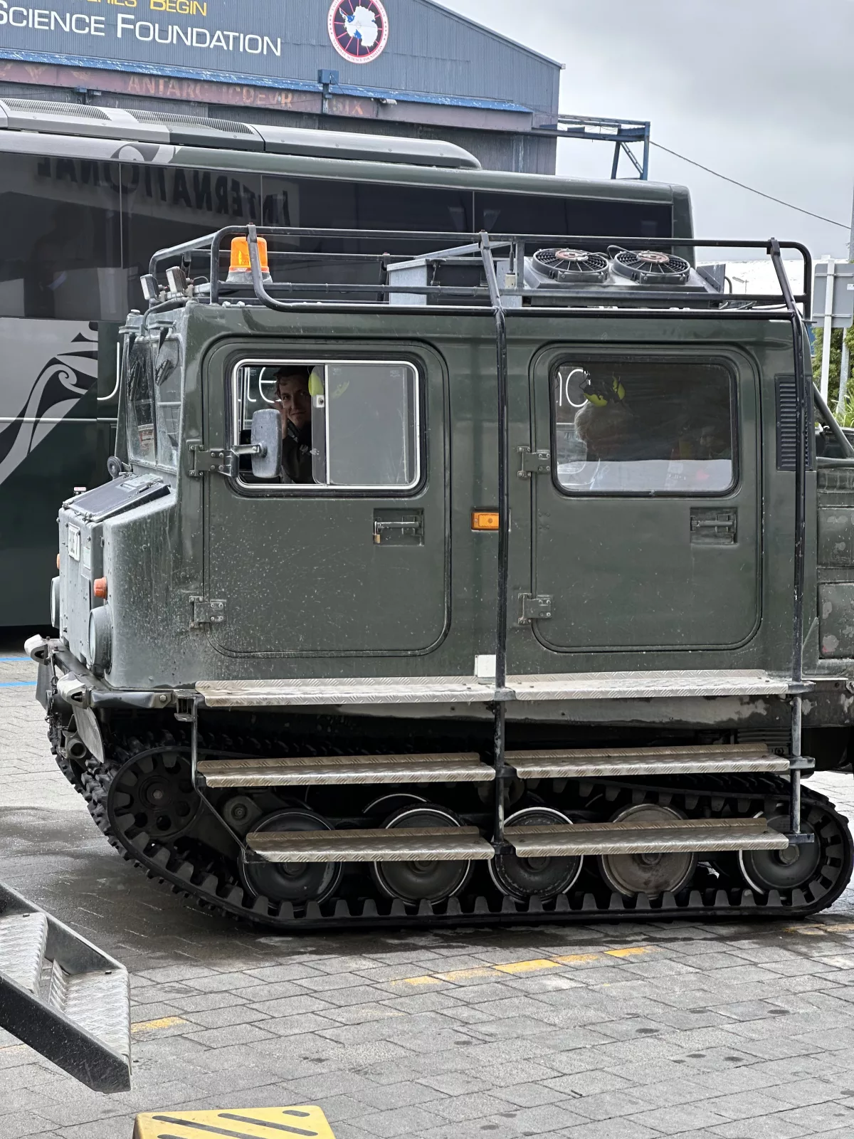 Oli durfte bei der Hägglund-Fahrt ganz vorn mitfahren