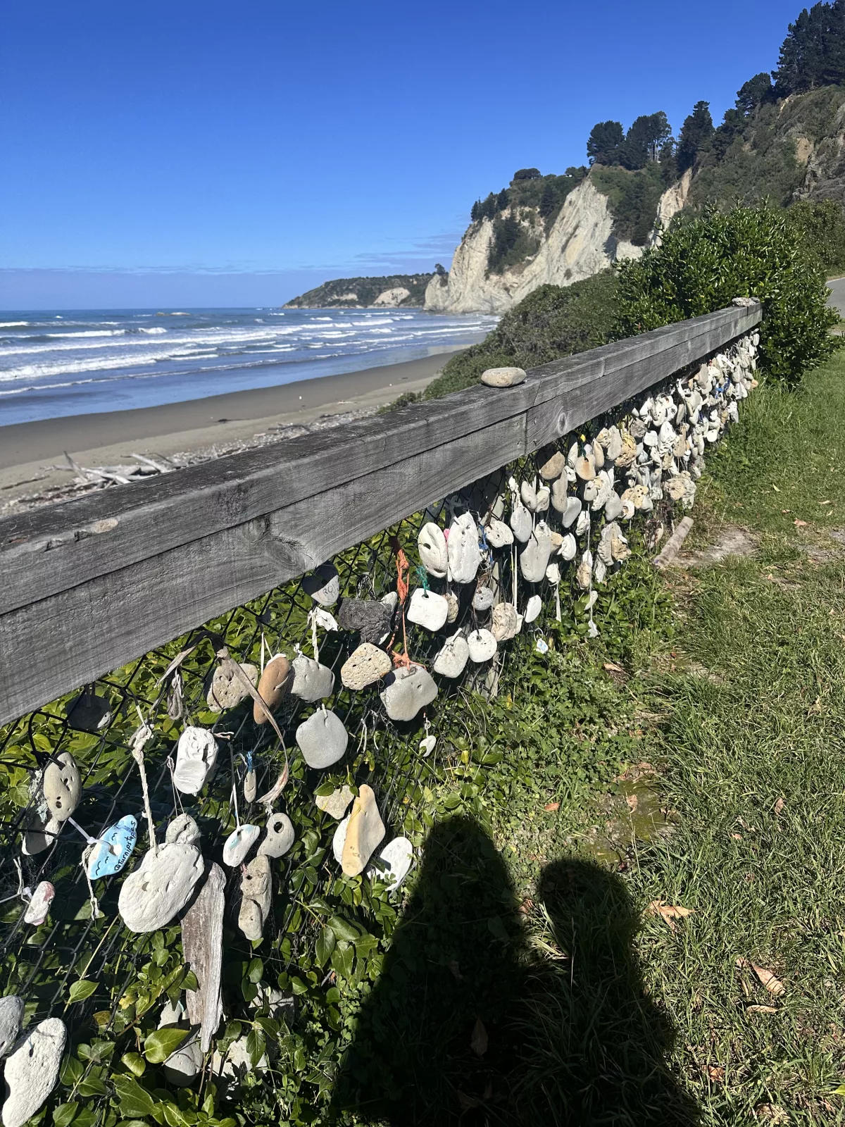 Am Eingang zum Strand erwarten dich unzählige Hühnergötter