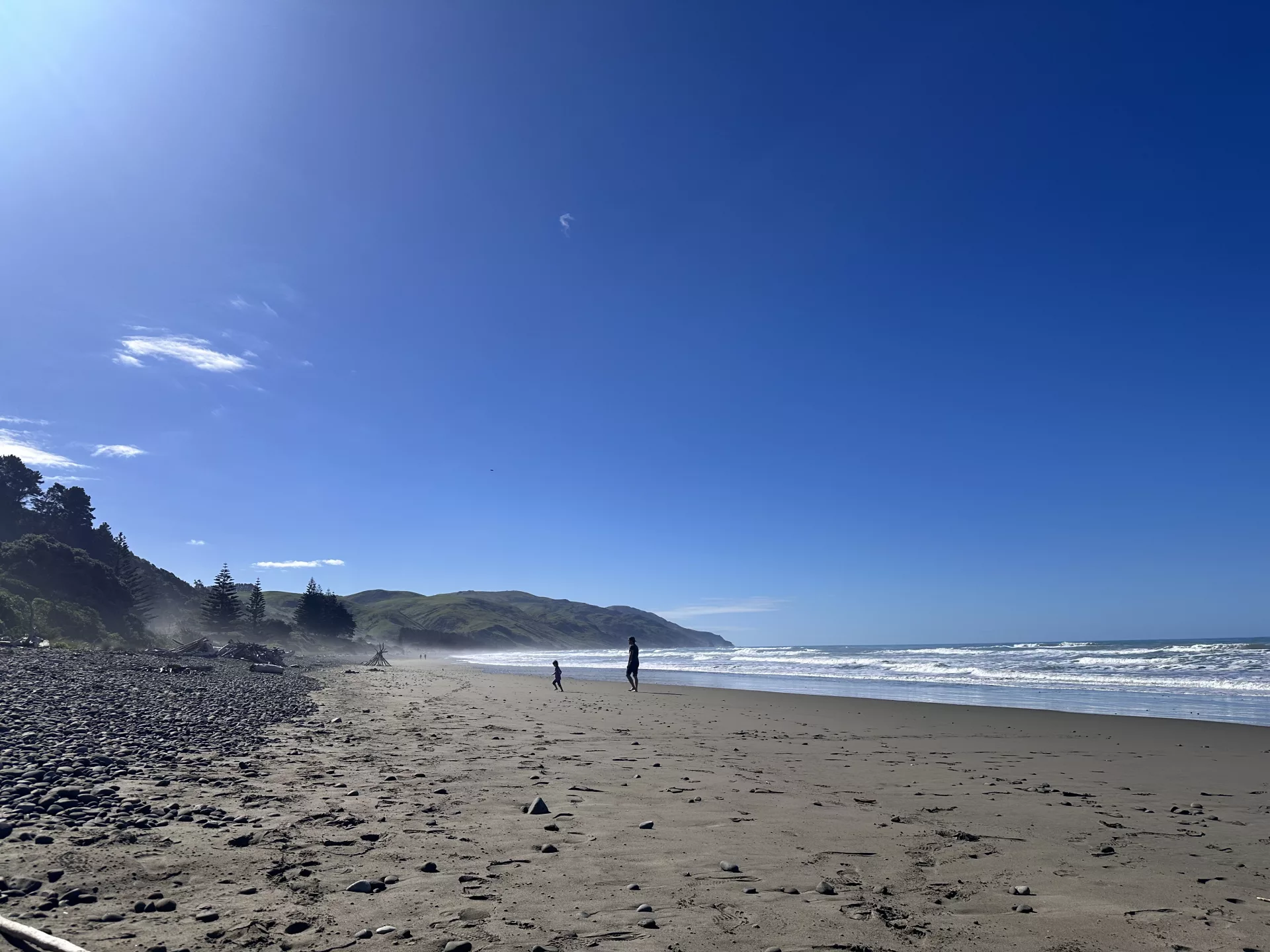 Am Gore Bay Beach ist der Sandstrand mit vielen Steinen dekoriert