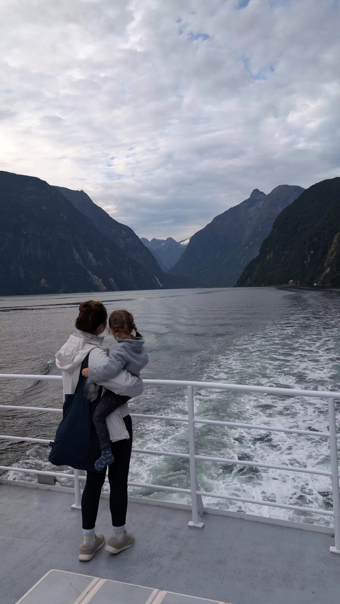 Hier genießen wir Mädels die Aussicht vom Außendeck aus