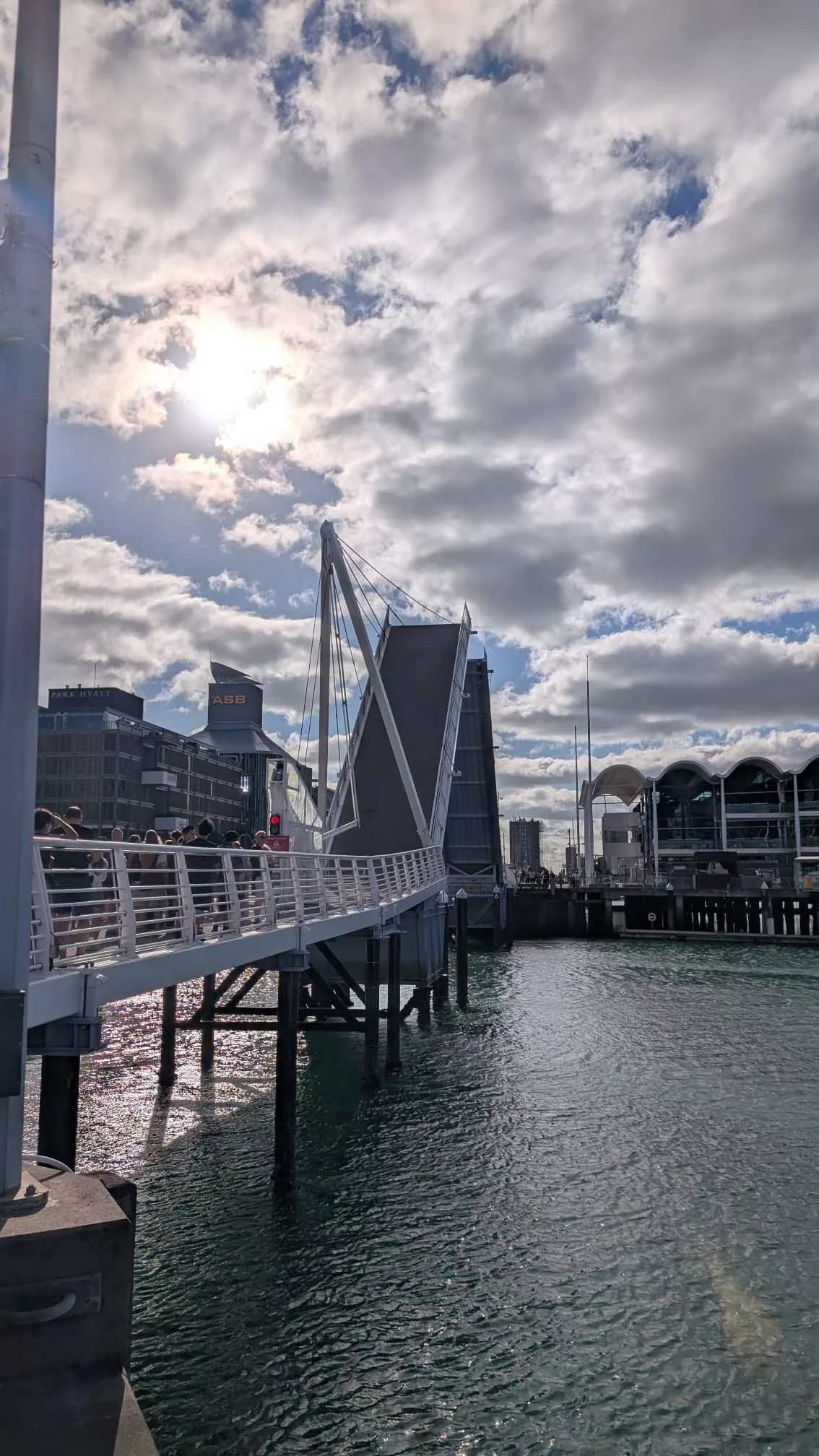 Wynyard Crossing - die Brücke öffnet für Schiffe