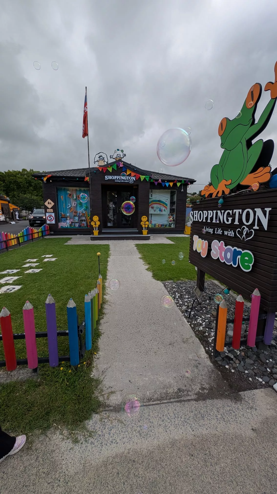 Der Spielzeugladen in Te Kuiti ist selbst bei grauem Himmel einladend