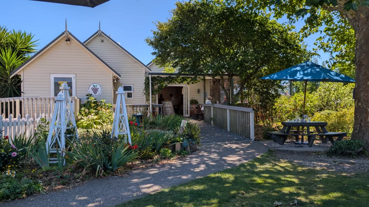 Das wunderschöne Café Grape Escape mit Garten