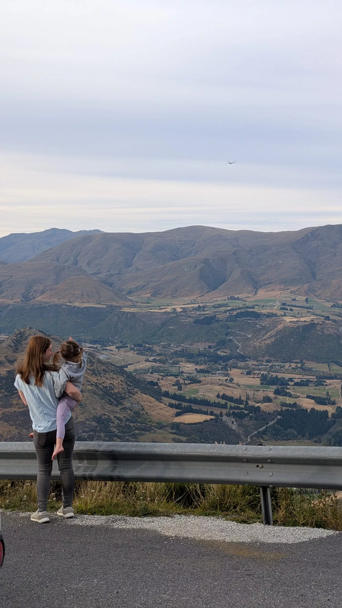 Gleichzeitig kannst du die Flugzeuge beim An- oder Abflug beobachten