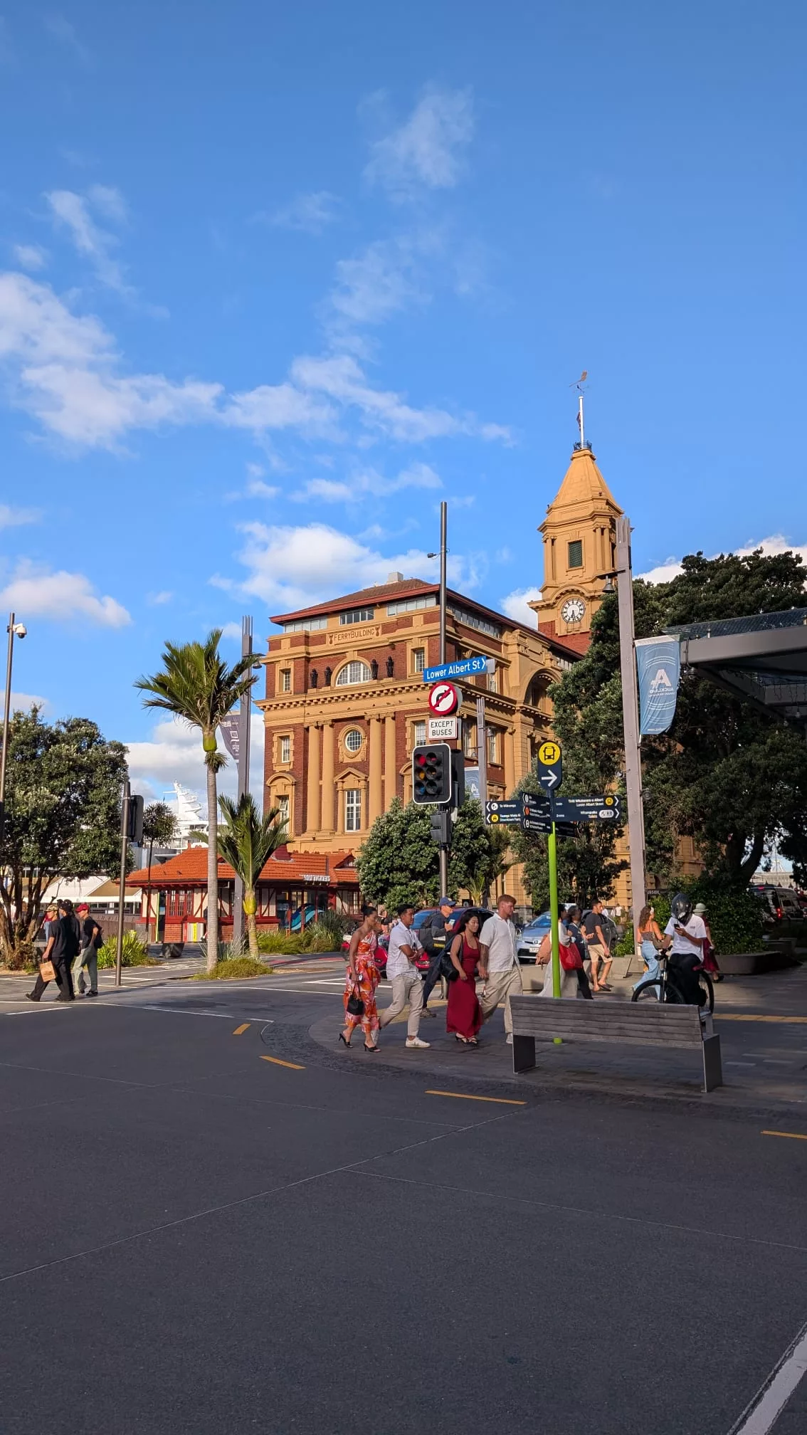 Das Ferry Building am Hafen von Auckland
