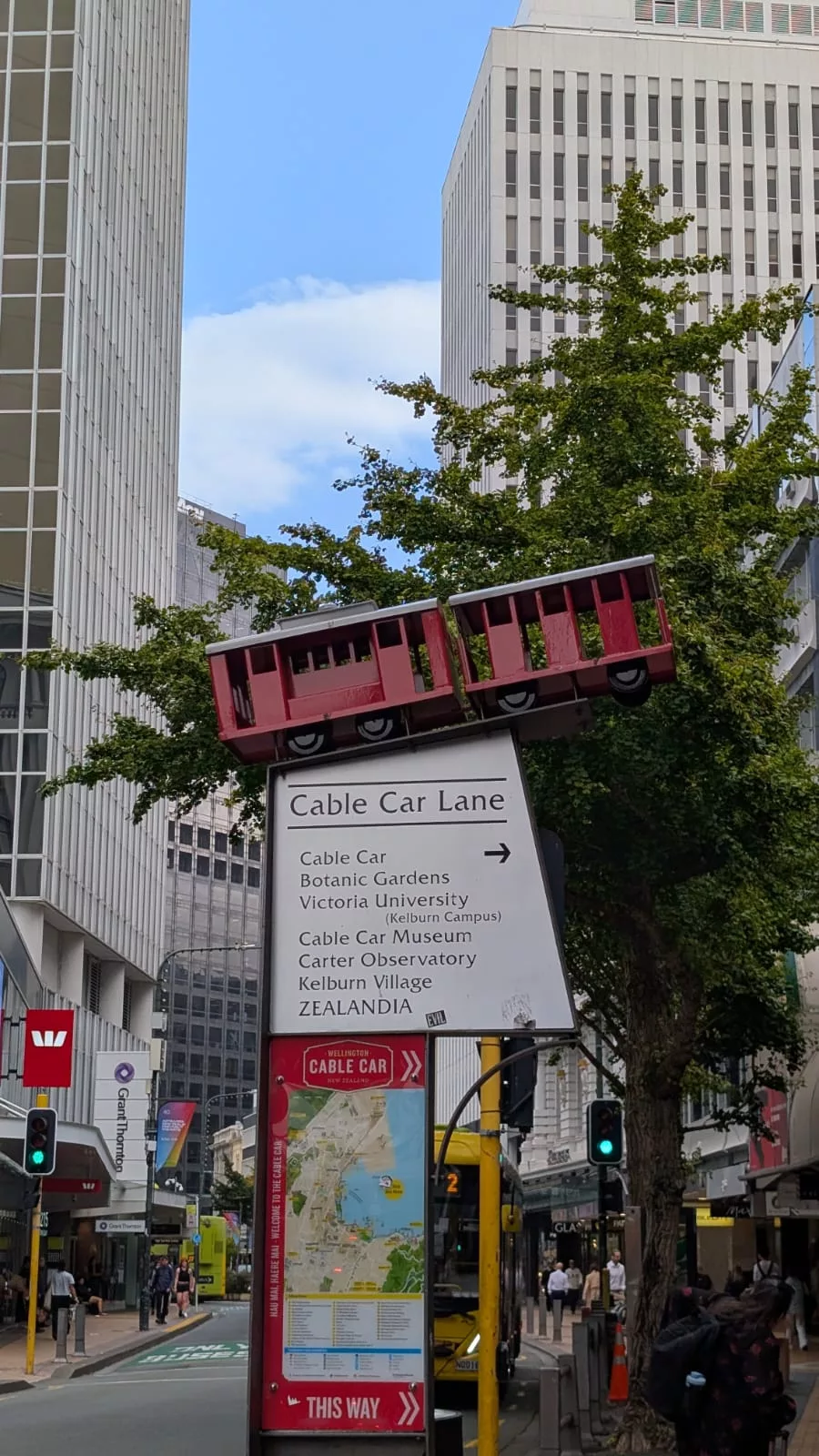 Eingang zur Cable Car Lane am Lambton Quay mitten im Zentrum von Wellington
