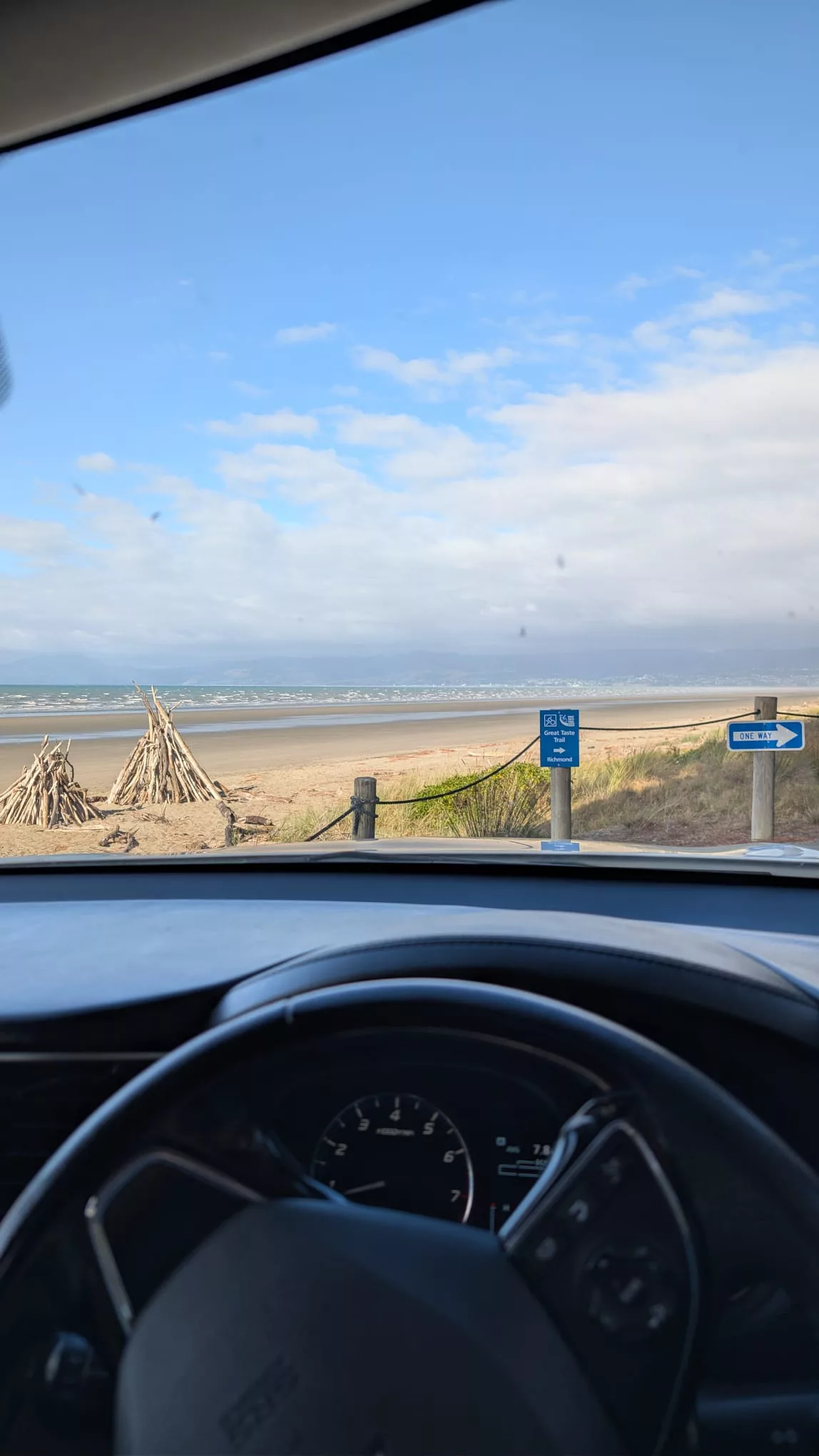 Parkplätze gibt es direkt am Strand, das Areal wird aber abends geschlossen