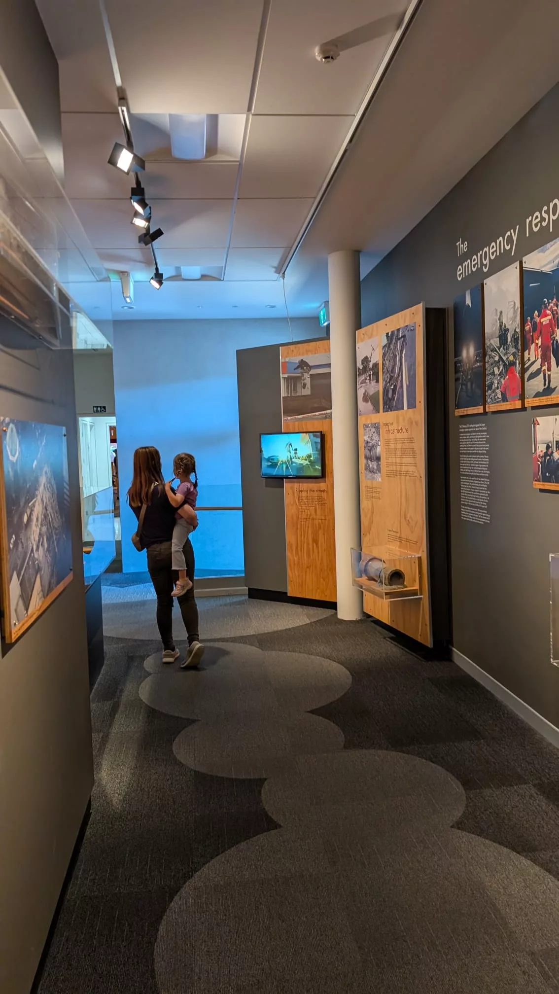 Der Hauptteil des Museums besteht aus Informationstafeln und -filmen