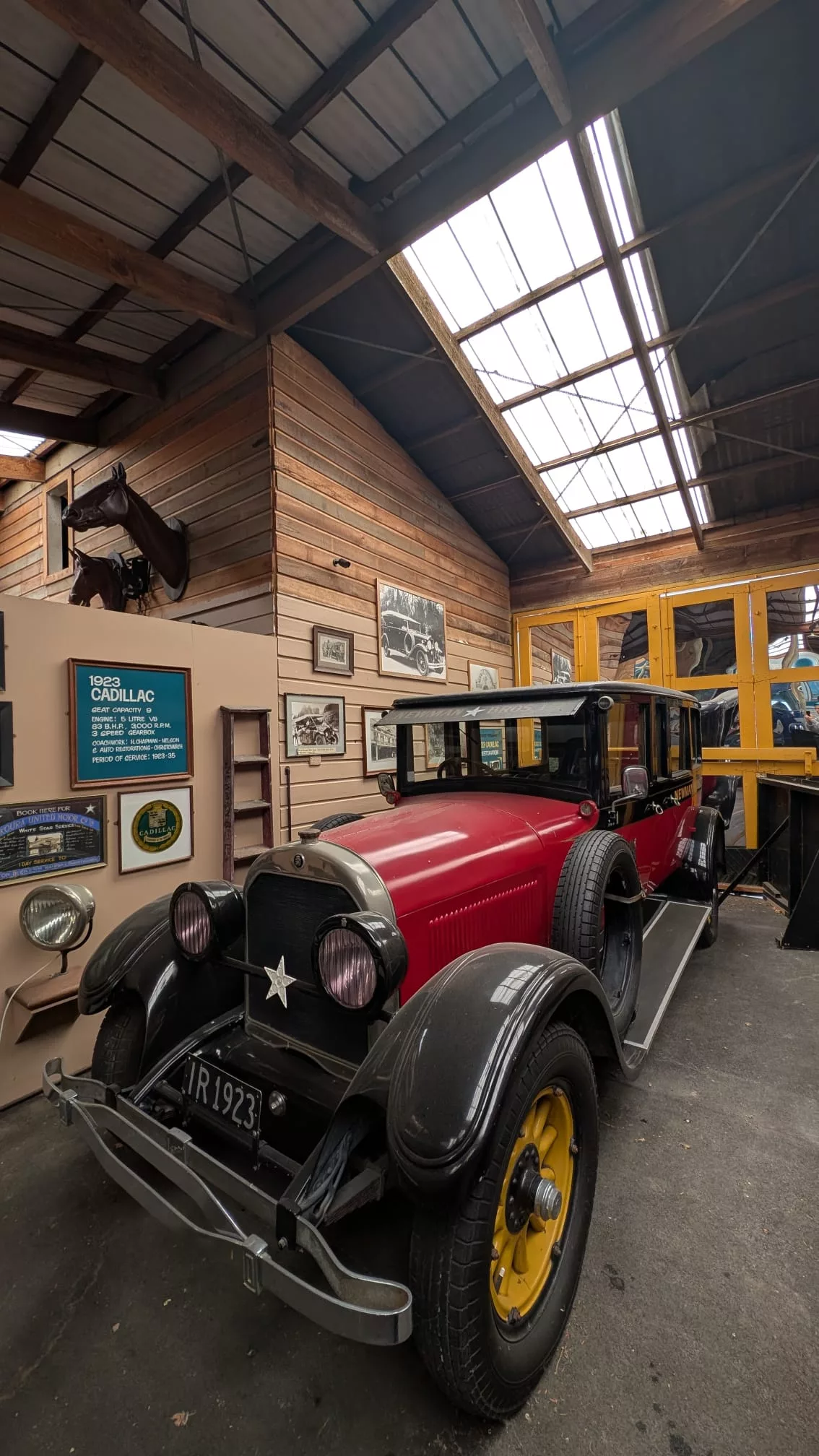 Historische Autos, Reisebusse und die Eisenbahn erinnern an frühere Zeiten