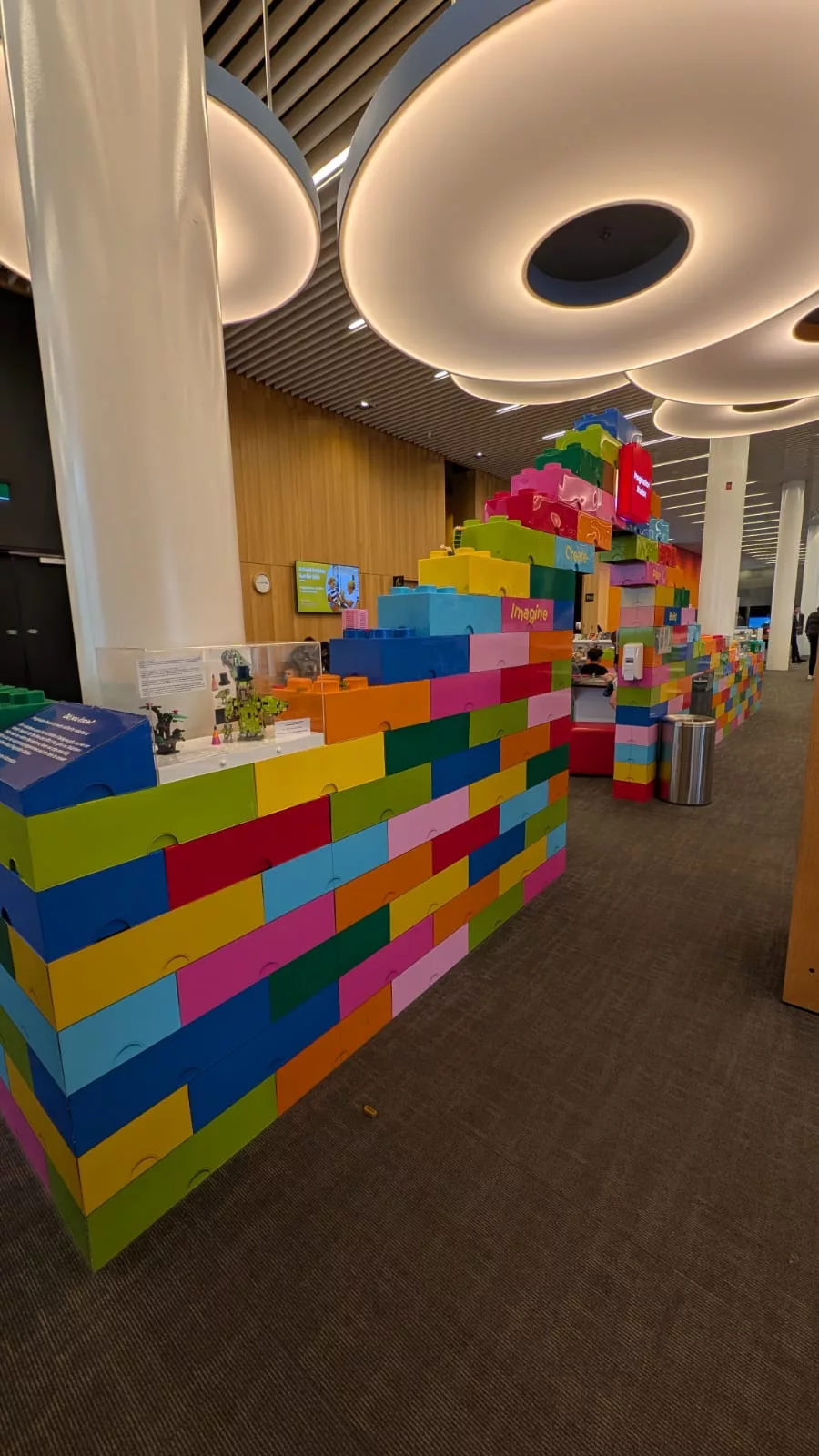 In diesem Bereich der Bibliothek können Kinder mit Lego bauen