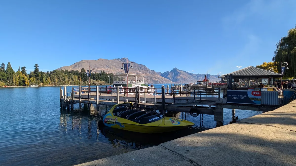Auf dem See kannst du auch verschiedene Bootstouren machen