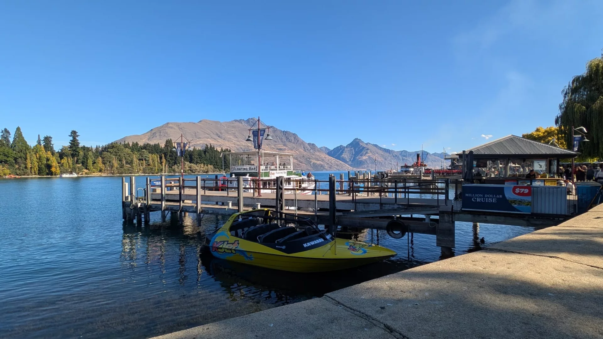 Auf dem See kannst du auch verschiedene Bootstouren machen