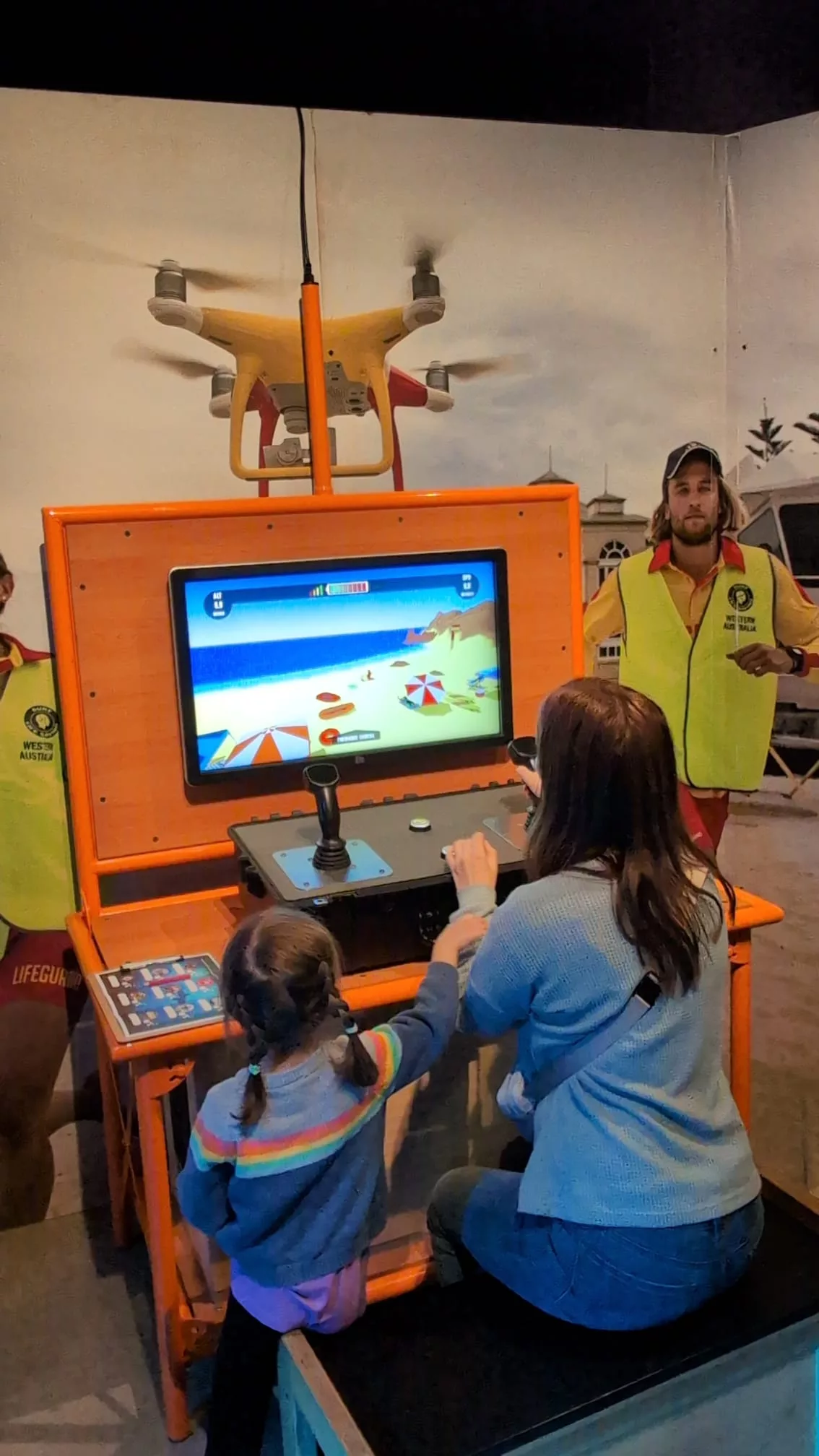 Hier suchen wir als Rettungsschwimmer Ertrinkende im Meer