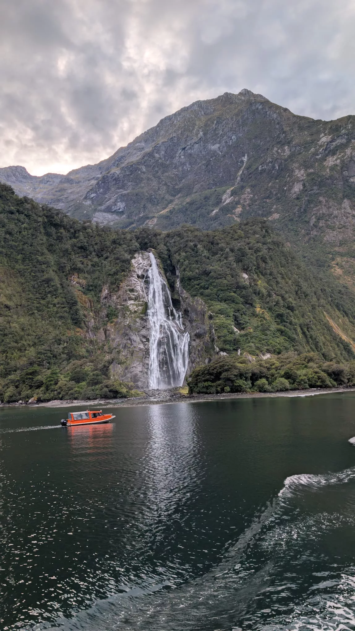 An einen Wasserfall fahren die Schiffe besonders nah heran